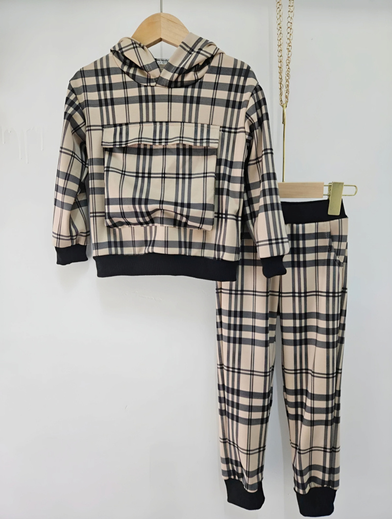 Wholesaler Chicaprie - Girls' sporty set including a hoodie with a central kangaroo pocket and jogging pants with stripes