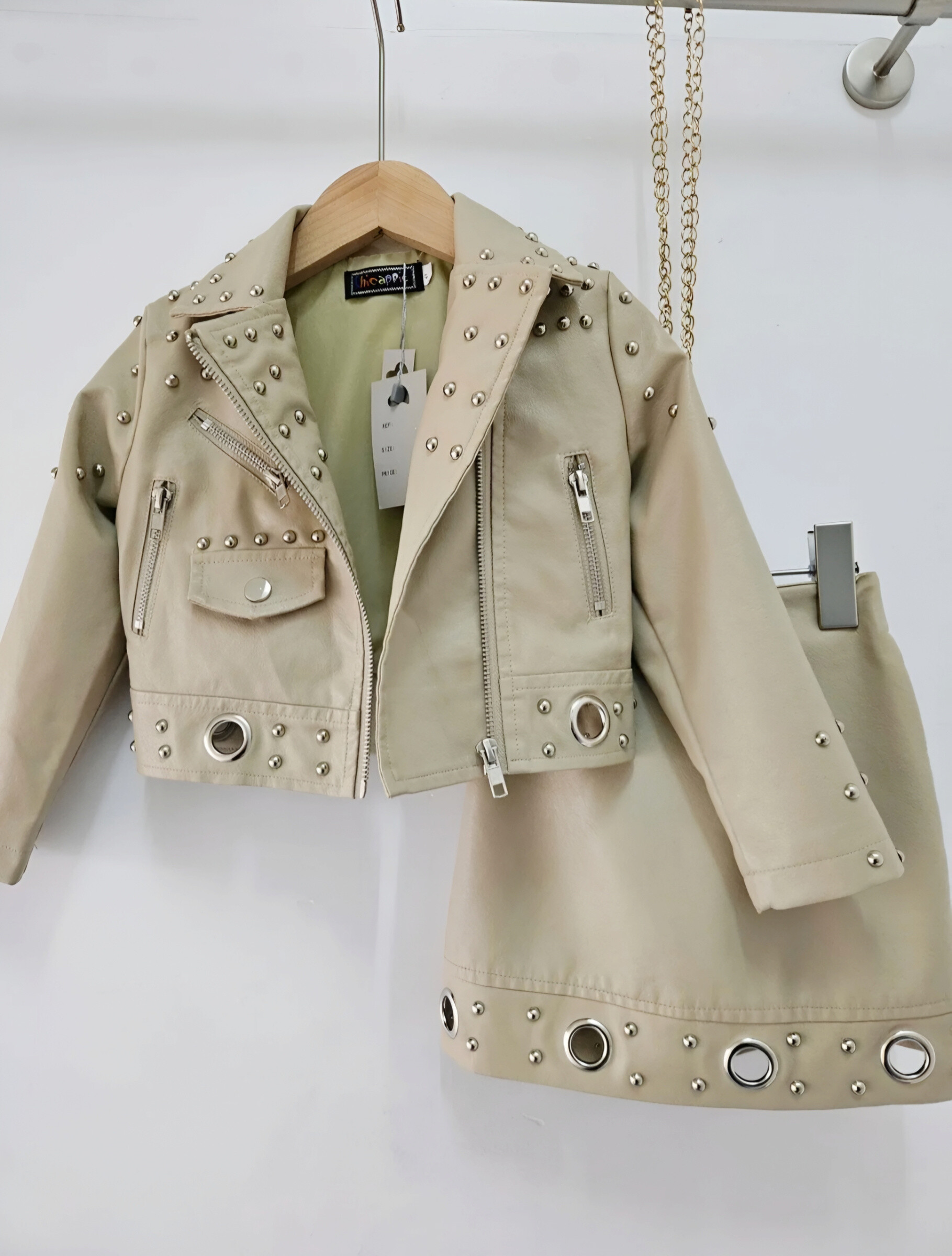 Mayorista Chicaprie - Conjunto urbano rebelde para chica de falda de imitación piel y blazer con cremallera y tachuelas