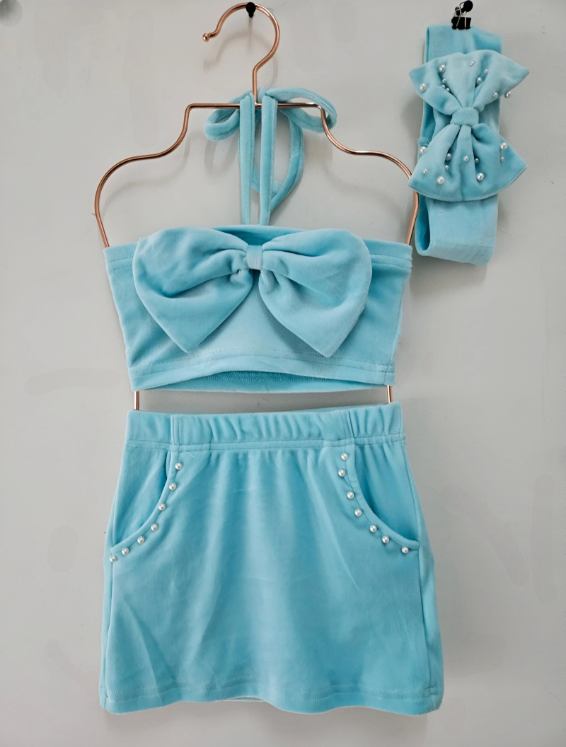 Großhändler Chicaprie - Mädchen-Outfit bestehend aus einem geknoteten Bandeau-Crop-Top und einem schlichten Samtrock mit Perlenverzierung