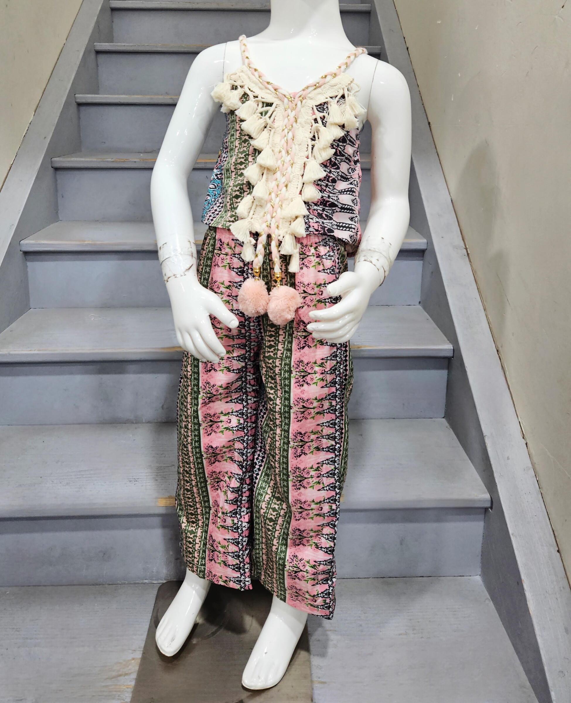 Mayorista Chicaprie - Conjunto para niña compuesto por un top de tirantes finos con flecos y pompones y pantalones fluidos con estampado