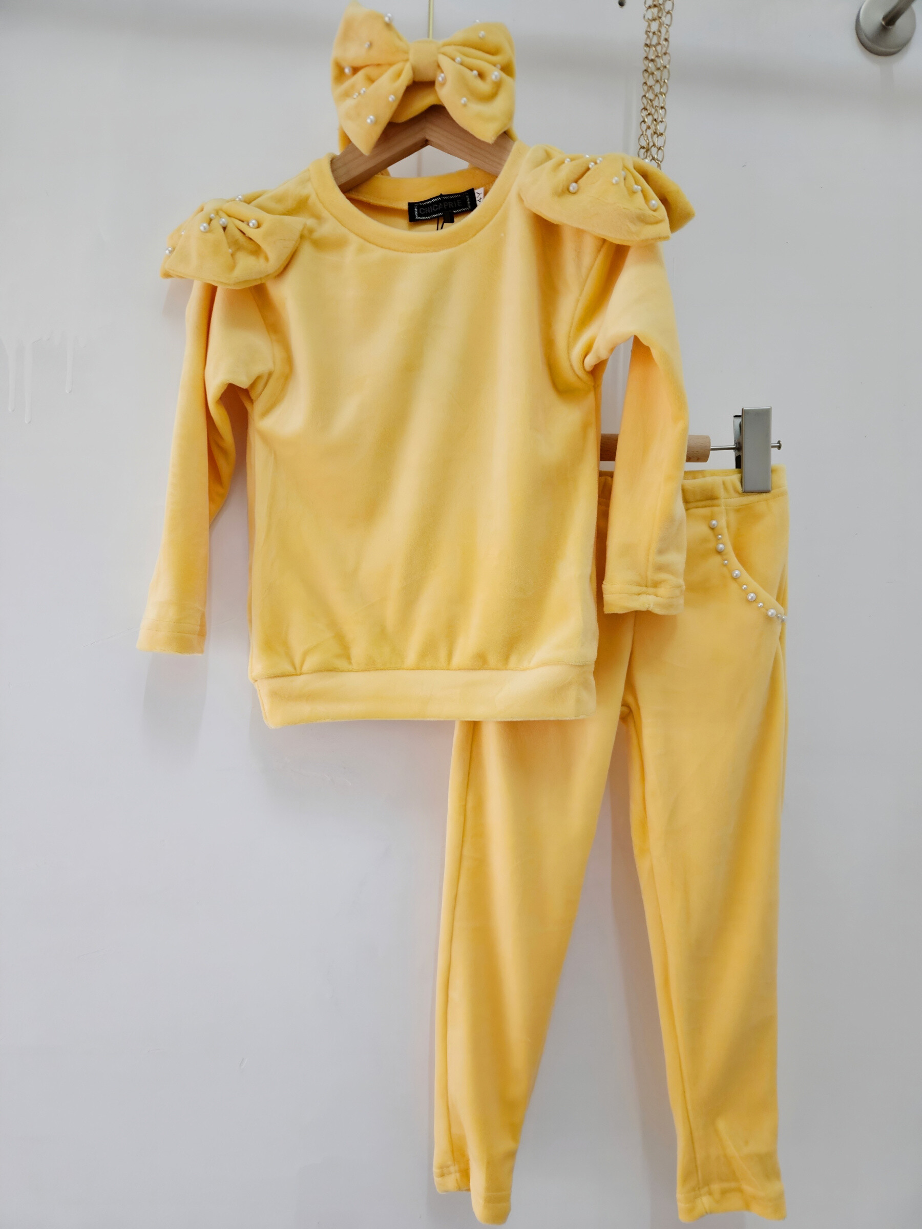 Grossista Chicaprie - Set top e pantaloni da bambina in velluto tinta unita con perle e fascia per capelli con fiocco