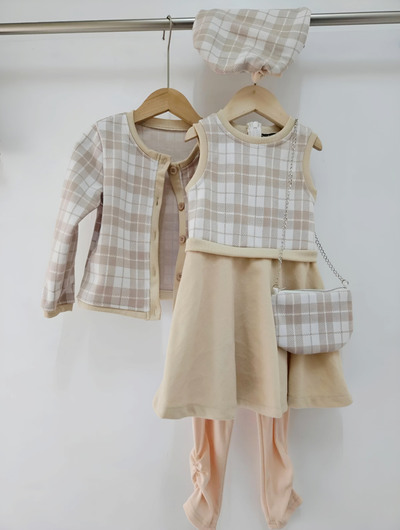 Grossista Chicaprie - Gilet scozzese a quadri LS da ragazza e abito con fondo liscio con berretto con fiocco Grossista Chicaprie - Gilet scozzese a quadri LS da ragazza e abito con fondo liscio con berretto con fiocco
