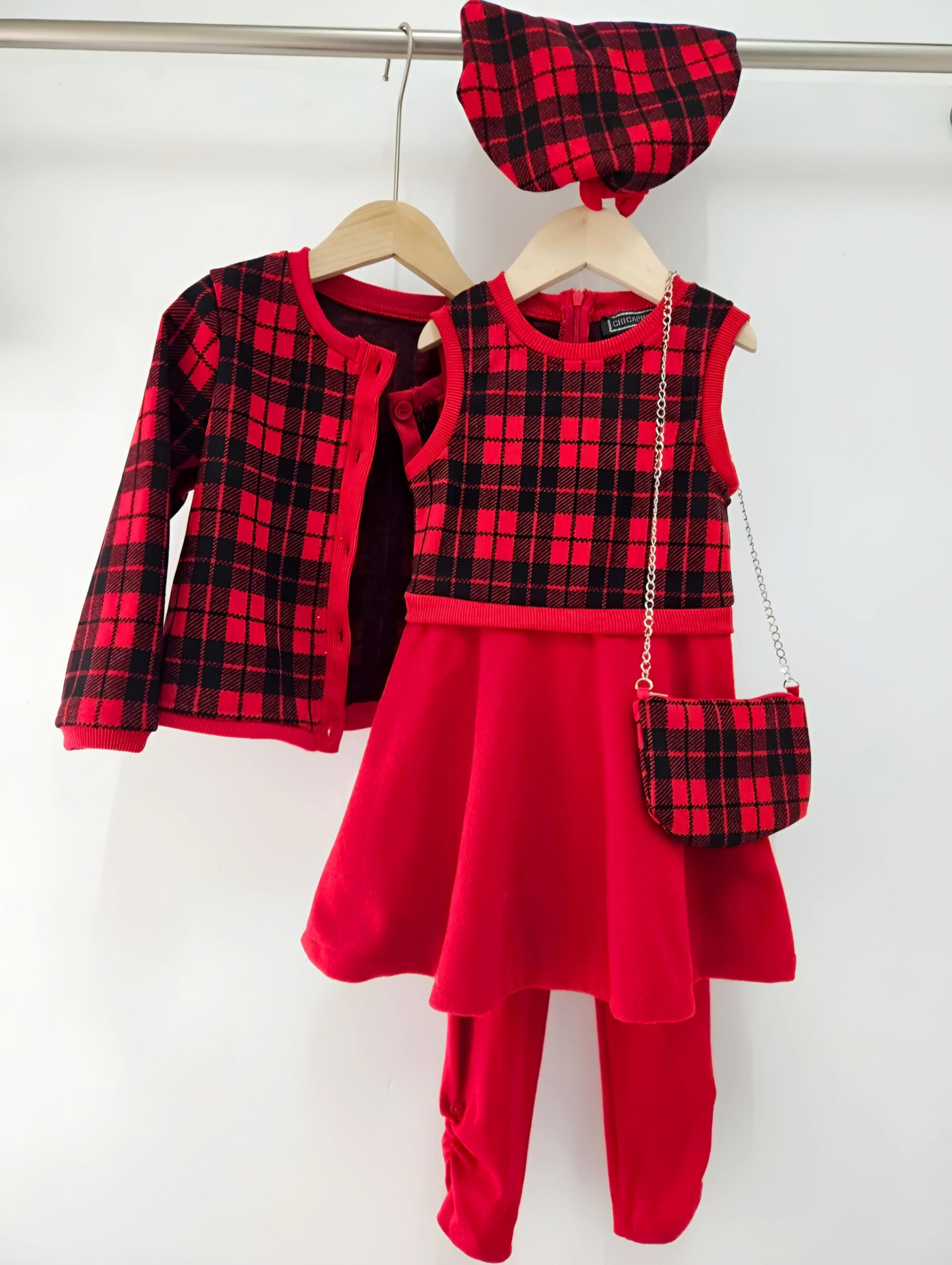 Mayorista Chicaprie - Conjunto de niña LS con chaleco de cuadros escoceses y vestido con parte inferior lisa y boina con lazo