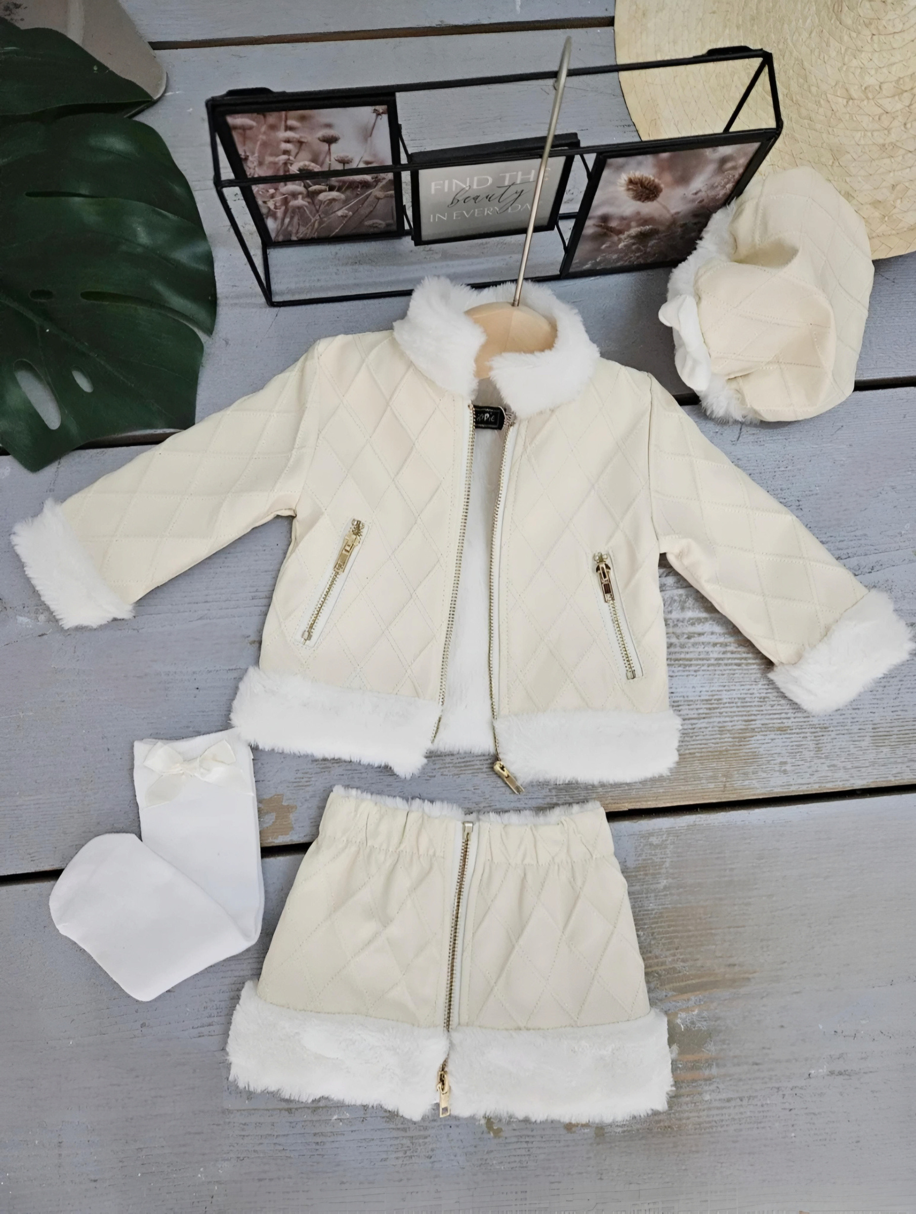 Grossiste Chicaprie - Veste Et Jupe Courte Simili Cuir Carreaux Texturée Intérieur Faux Fourrure Fille