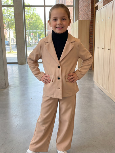 Mayorista Chicaprie - Conjunto Casual Chic para Niña: Chaqueta Blazer con Botón y Pantalón Acampanado Liso Mayorista Chicaprie - Conjunto Casual Chic para Niña: Chaqueta Blazer con Botón y Pantalón Acampanado Liso