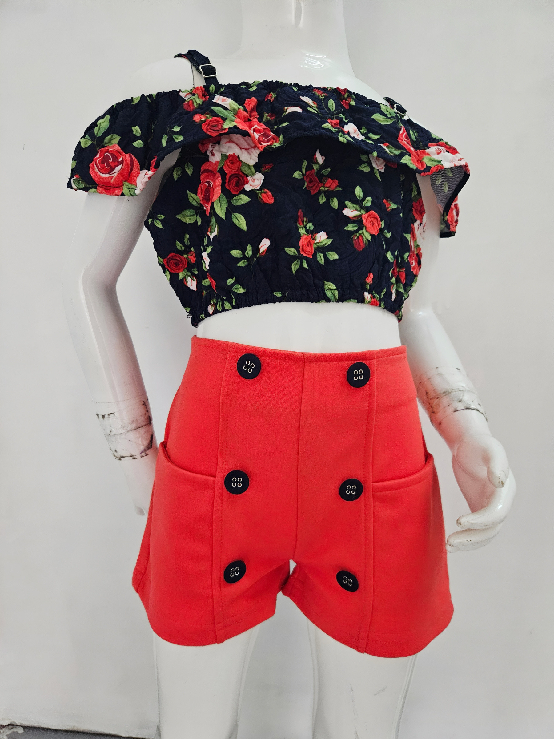Grossiste Chicaprie - Ensemble Crop Top Fleuri Epaules Nues Avec Short Uni Boutons Fille