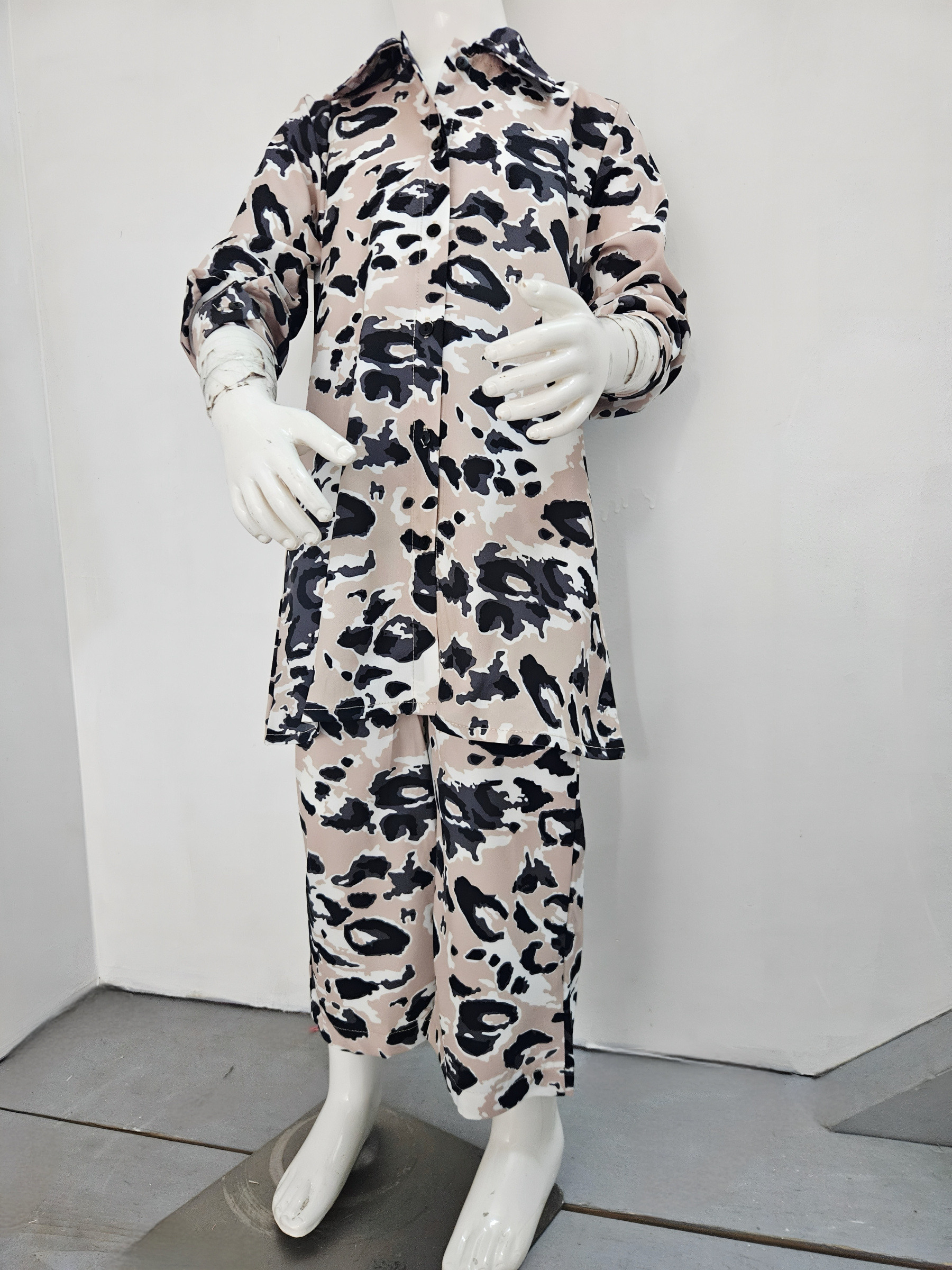 Grossista Chicaprie - Set Tunica con Bottoni Stile Kimono con Cintura e Pantaloni Fluidi Leggeri con Stampa Leopardata per Ragazze