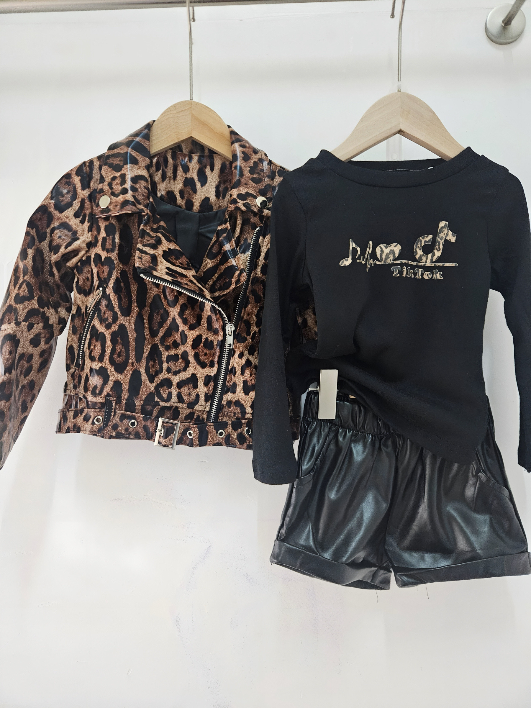 Großhändler Chicaprie - Leoparden-Zip-Blazer-Set mit einfarbigen Shorts und Rock-Vibe-Thema Mädchen T-Shirt