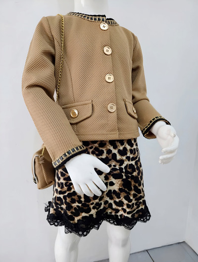 Grossista Chicaprie - Completo Chic con Giacca Trapuntata e Bottoni Metallici e Gonna Corta in Pizzo Leopardato per Ragazze Grossista Chicaprie - Completo Chic con Giacca Trapuntata e Bottoni Metallici e Gonna Corta in Pizzo Leopardato per Ragazze