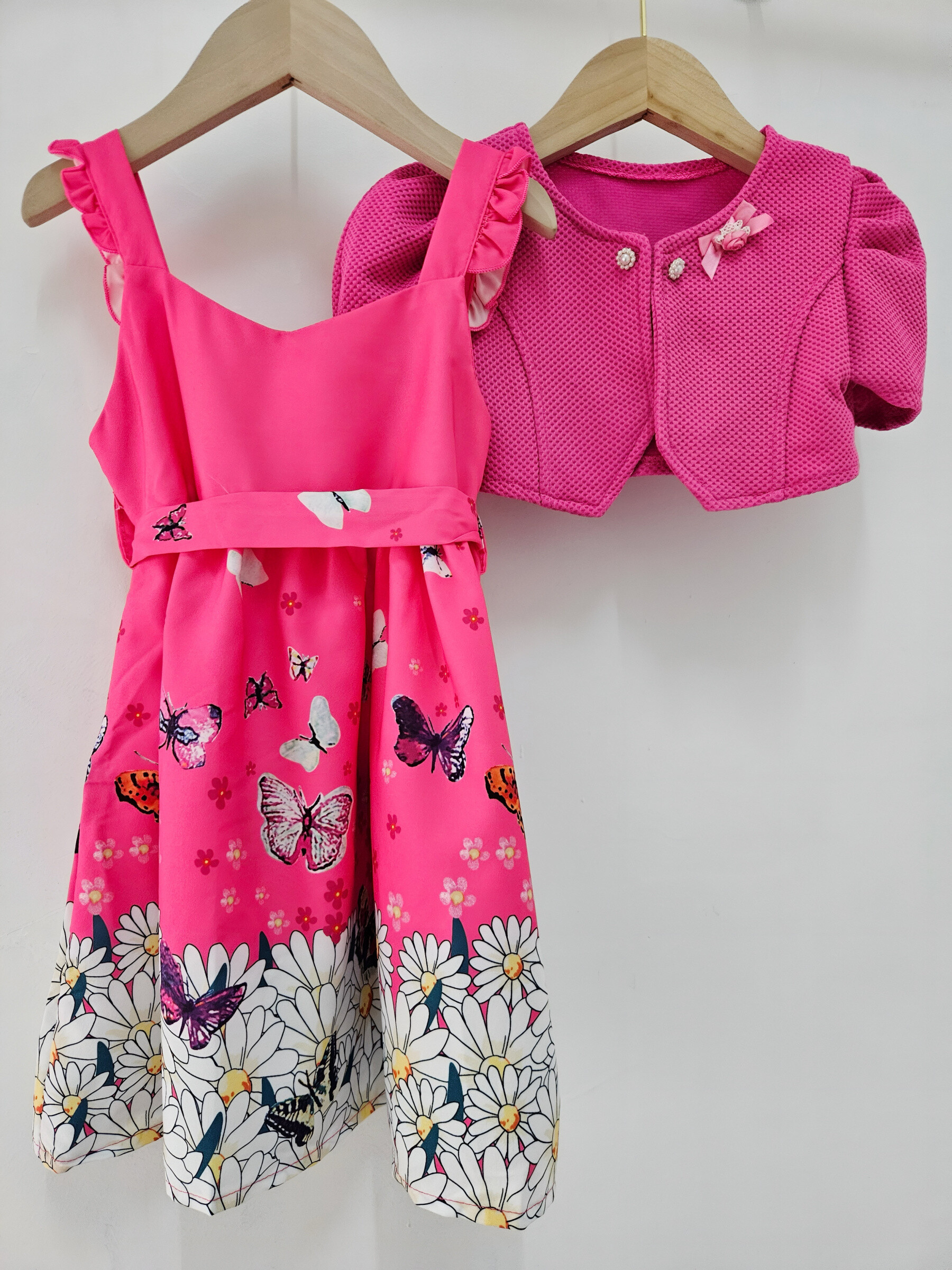 Großhändler Chicaprie - Mädchen-Outfit bestehend aus einer einfarbigen Weste und einem Kleid mit Trägern, Rüschen, Schmetterlings- und Blumenmuster und fließendem Schnitt