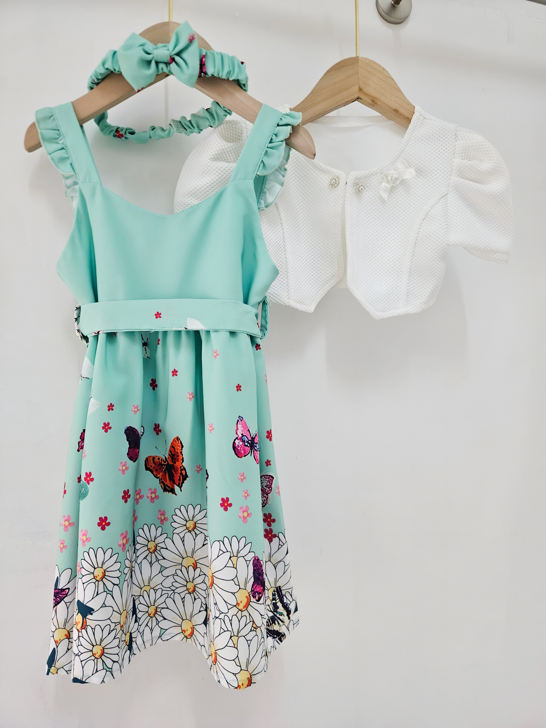 Grossiste Chicaprie - Ensemble Gilet Uni Et Robe Bretelles Volants Et Fleuri Papillon Fluide Fille