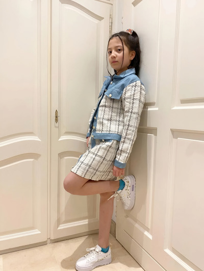 Grossista Chicaprie - Completo Chic Giacca e Gonna Corta in Tweed con Jeans e Bottoni di Perle, Borsa a Catena per Ragazze Grossista Chicaprie - Completo Chic Giacca e Gonna Corta in Tweed con Jeans e Bottoni di Perle, Borsa a Catena per Ragazze