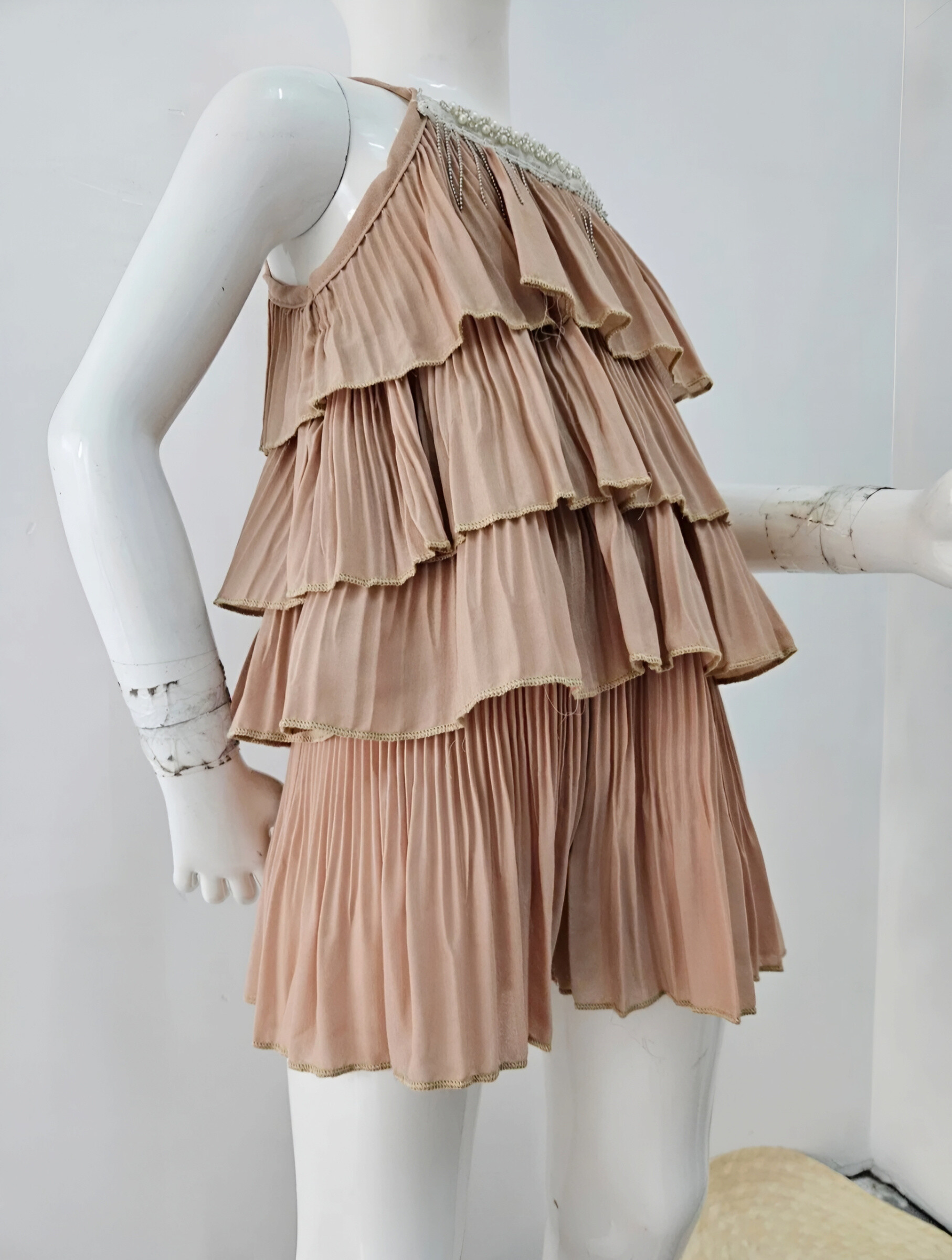 Grossista Chicaprie - Completo ragazza composto da top con spalline sottili, perline, frange e strass e shorts liscio plissettato