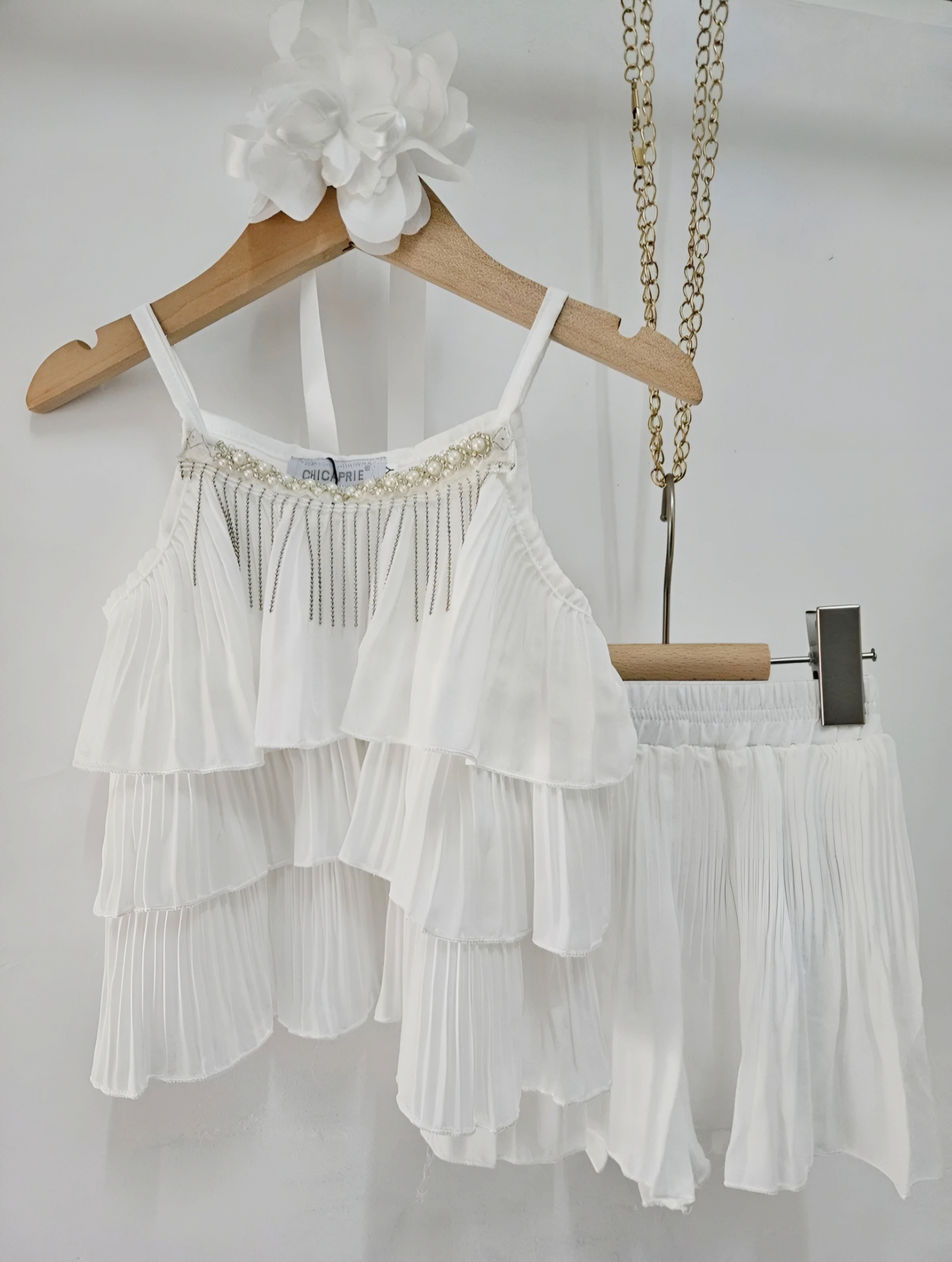 Wholesaler Chicaprie - Girl's outfit with a beaded and fringed top with thin straps and rhinestones, and pleated plain shorts