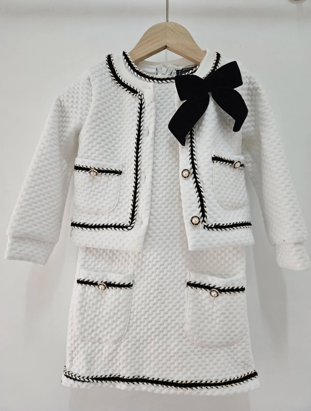 Großhändler Chicaprie - Zweiteiliges Set aus Jacke und Kleid mit Perlenknöpfen und schicker Schleife für Mädchen
