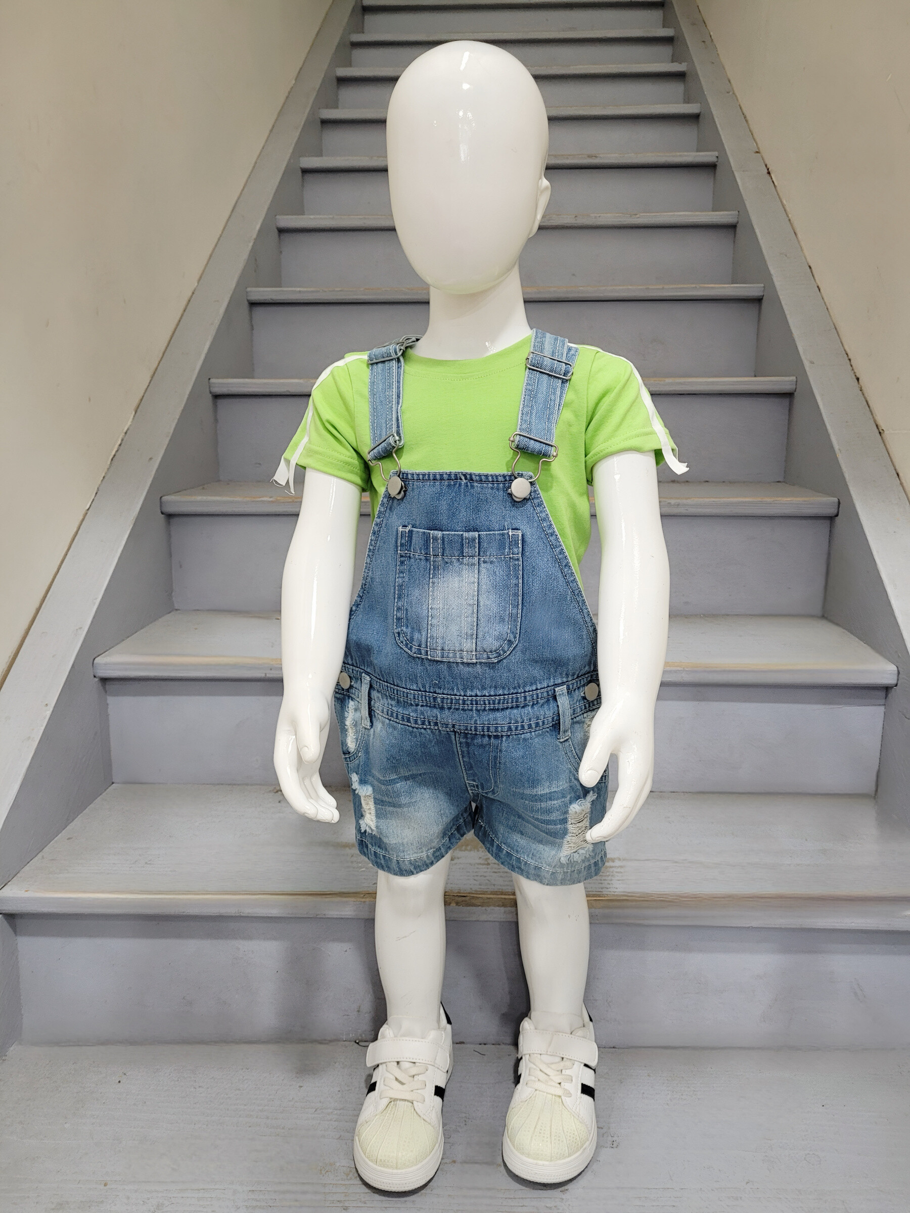 Mayorista Chicaprie - Conjunto de Pantalones Cortos de Mezclilla Estilo Urbano Roto con Camiseta Lisa Rayas Niño