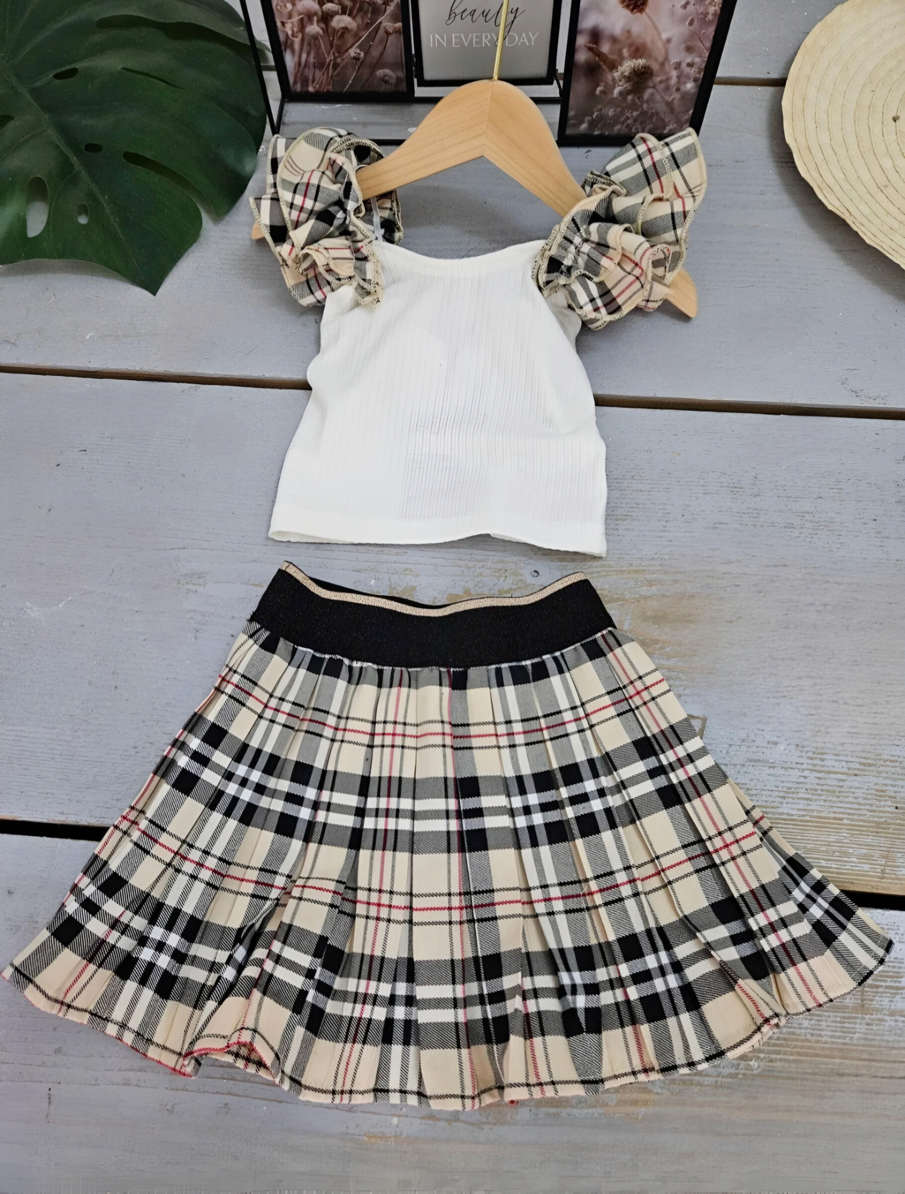 Mayorista Chicaprie - Conjunto de top fino acanalado con hombros con volantes, cuadros escoceses y falda corta plisada para niñas