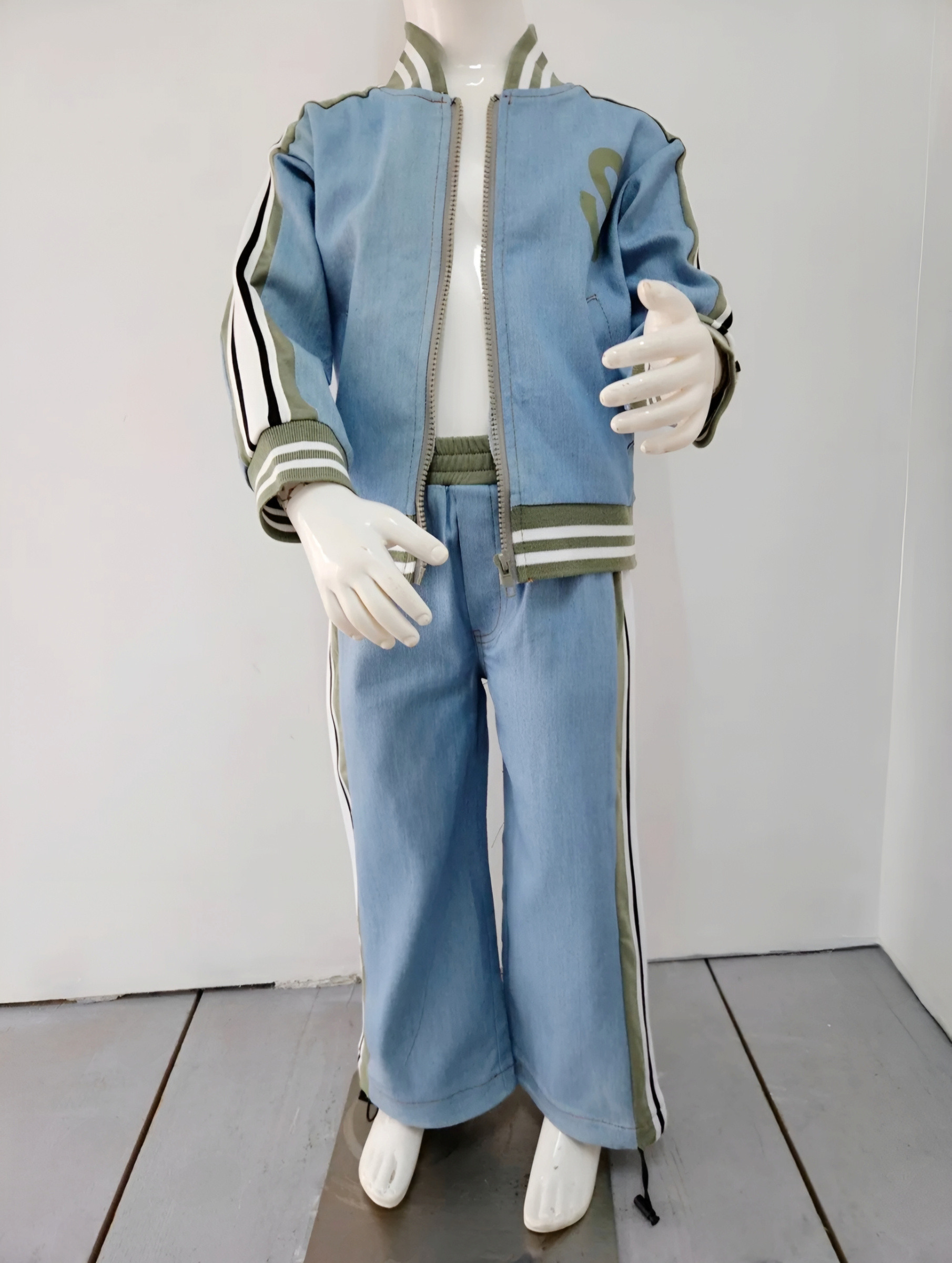 Großhändler Chicaprie - Mädchen-Set aus Weste und Jeans mit Streifen im Old-School-Sportstil