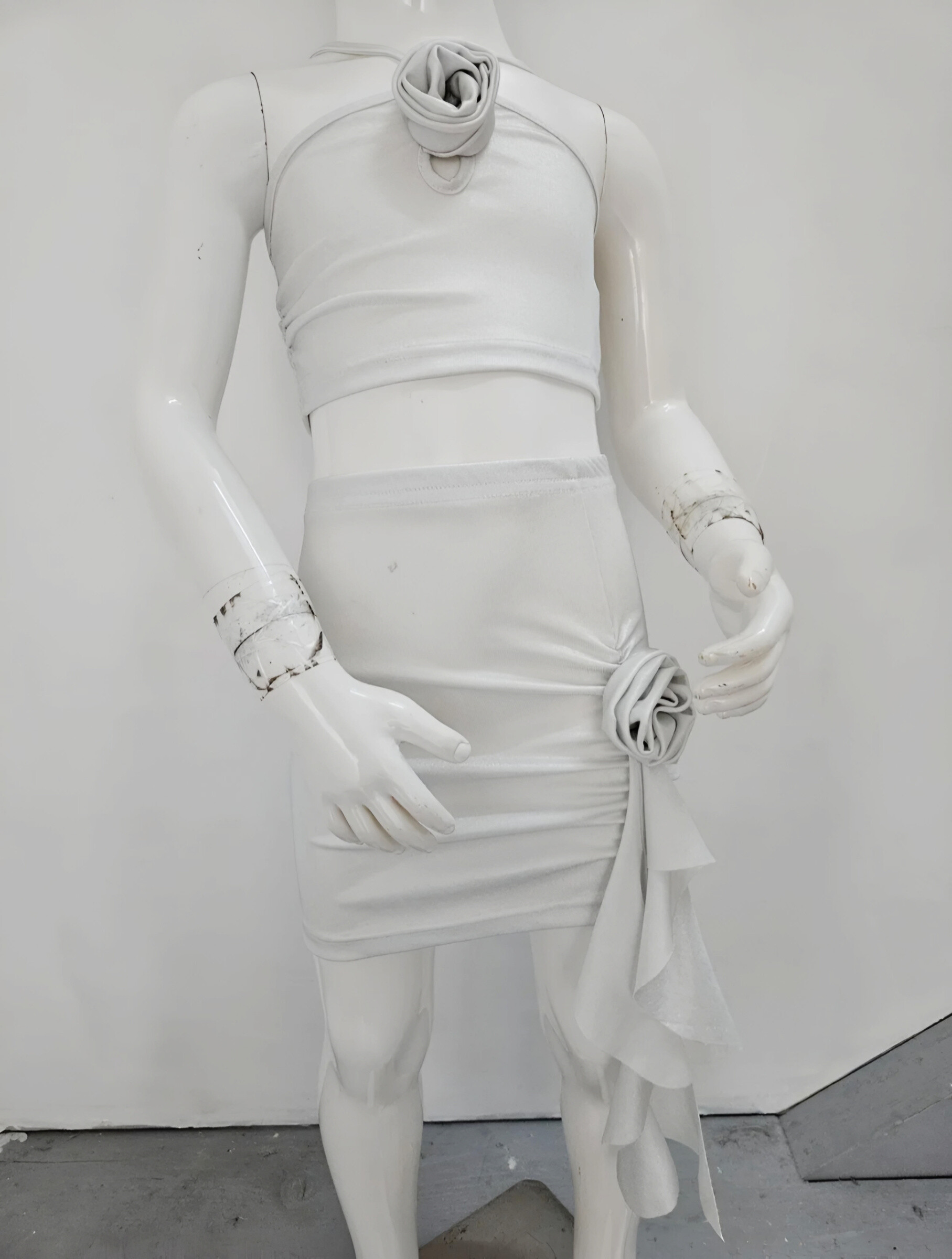 Grossiste Chicaprie - Ensemble Crop Top Bretelles Uni avec Fleur Et Jupe Courte Asymétrique Volant Fille