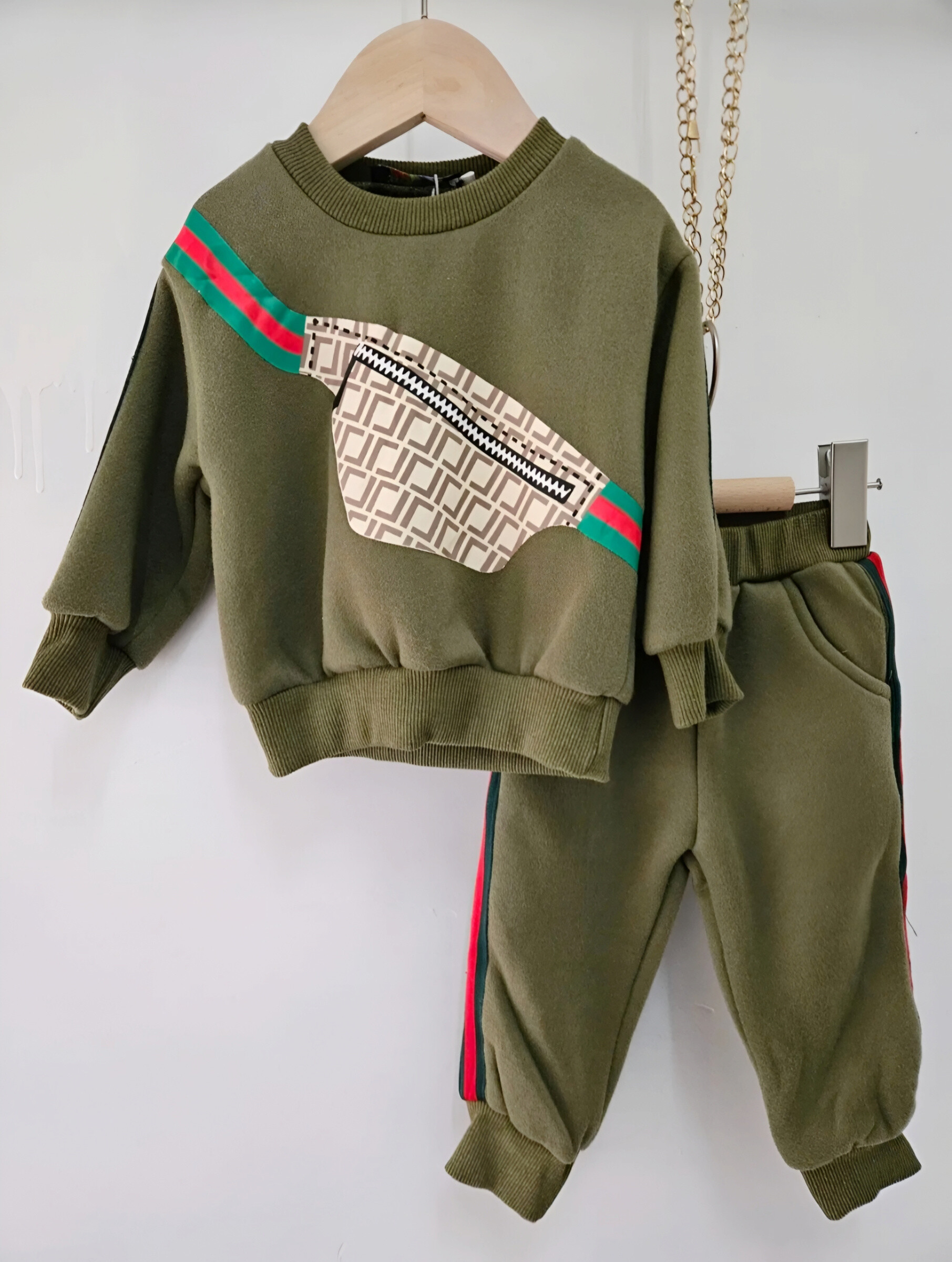 Grossista Chicaprie - Set Maglione Tinta Unita Con Borsa Stampata E Strisce Jogging Sportive Bambino Maschio