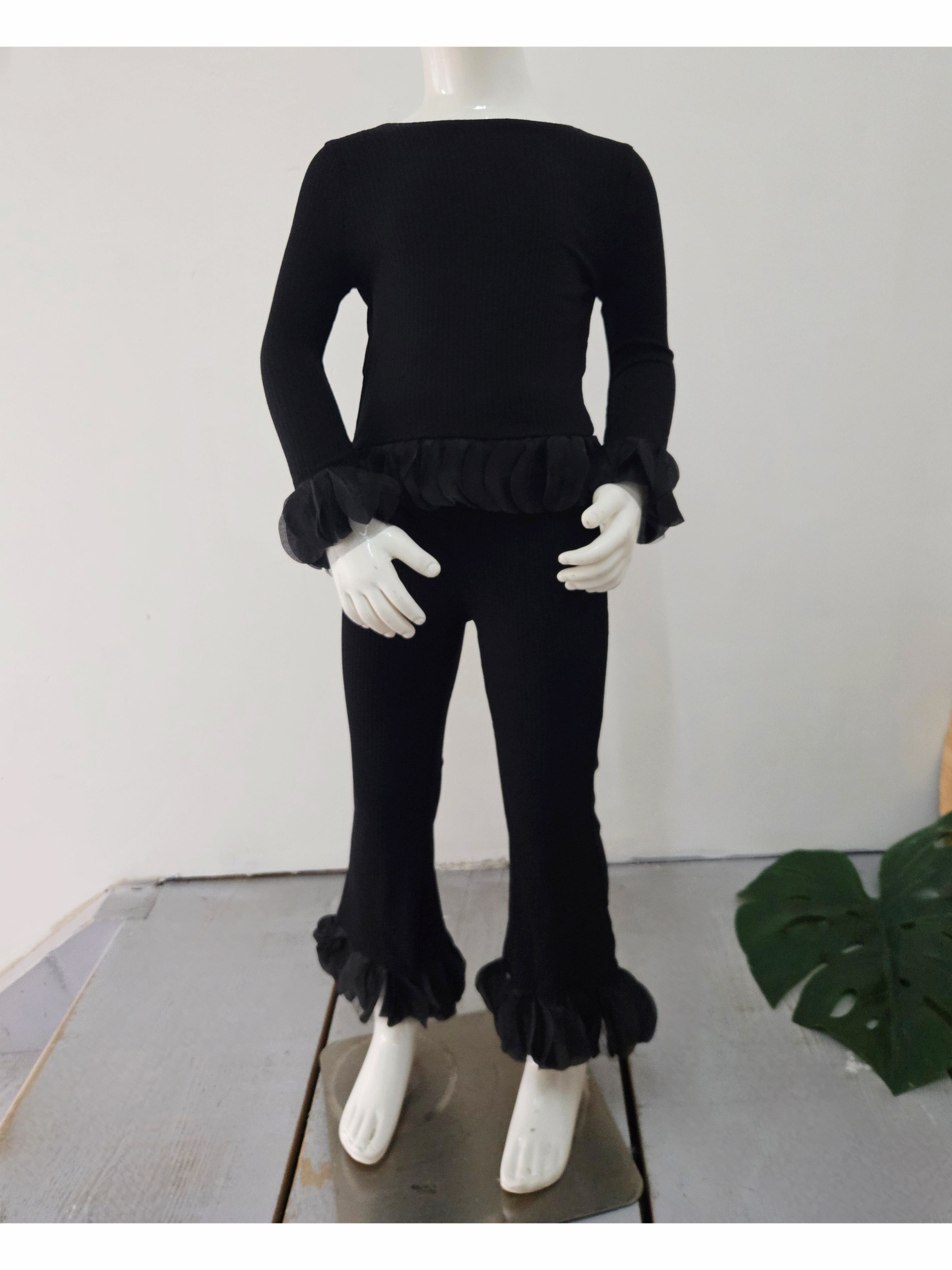 Großhändler Chicaprie - Mädchen-Set aus einfarbigem, ausgestelltem Oberteil und Hose mit feiner Rippung und Blütendetails