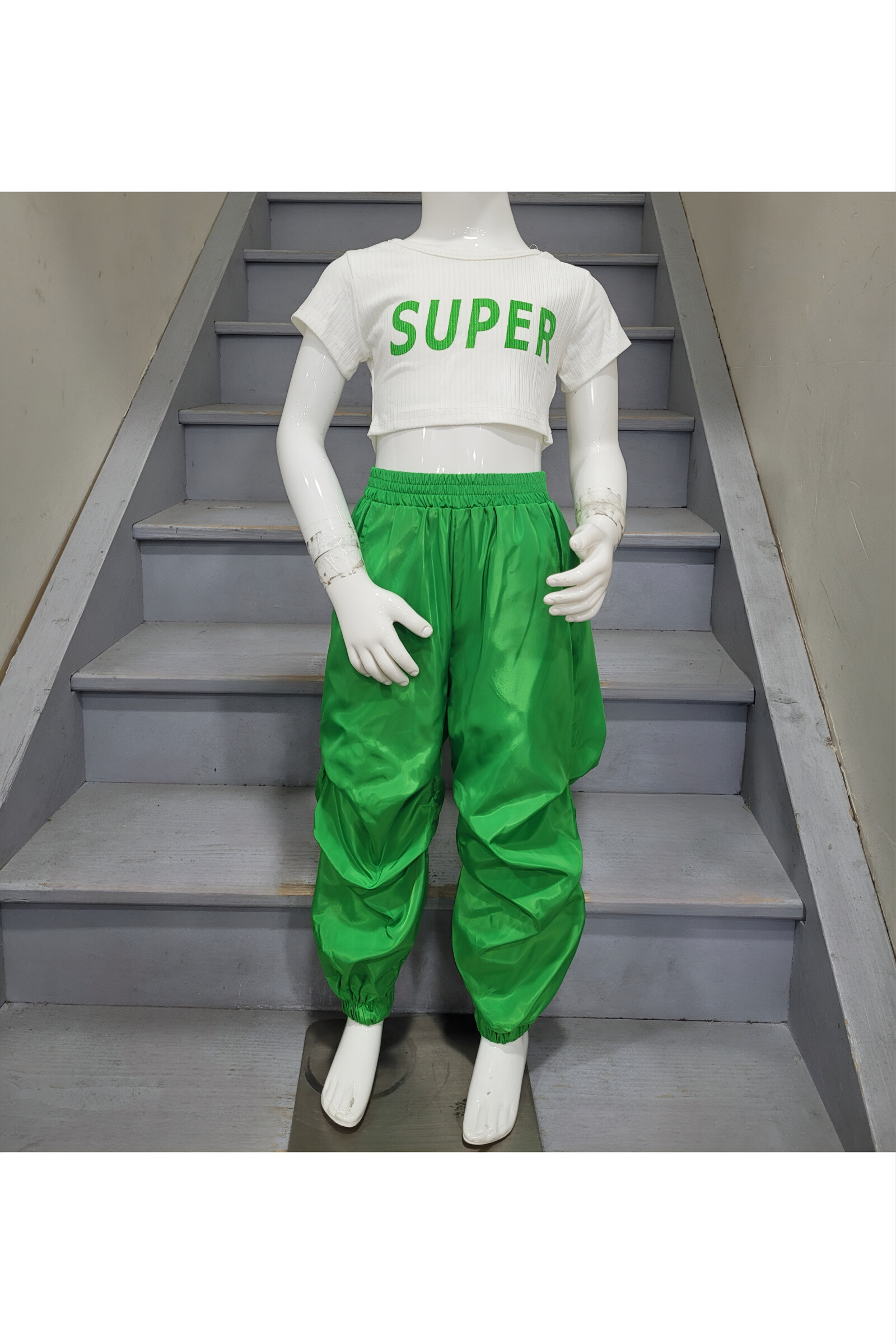 Großhändler Chicaprie - Sportliches Mädchenoutfit mit kurzärmeligem Crop-Top und weiter, einfarbiger Hose