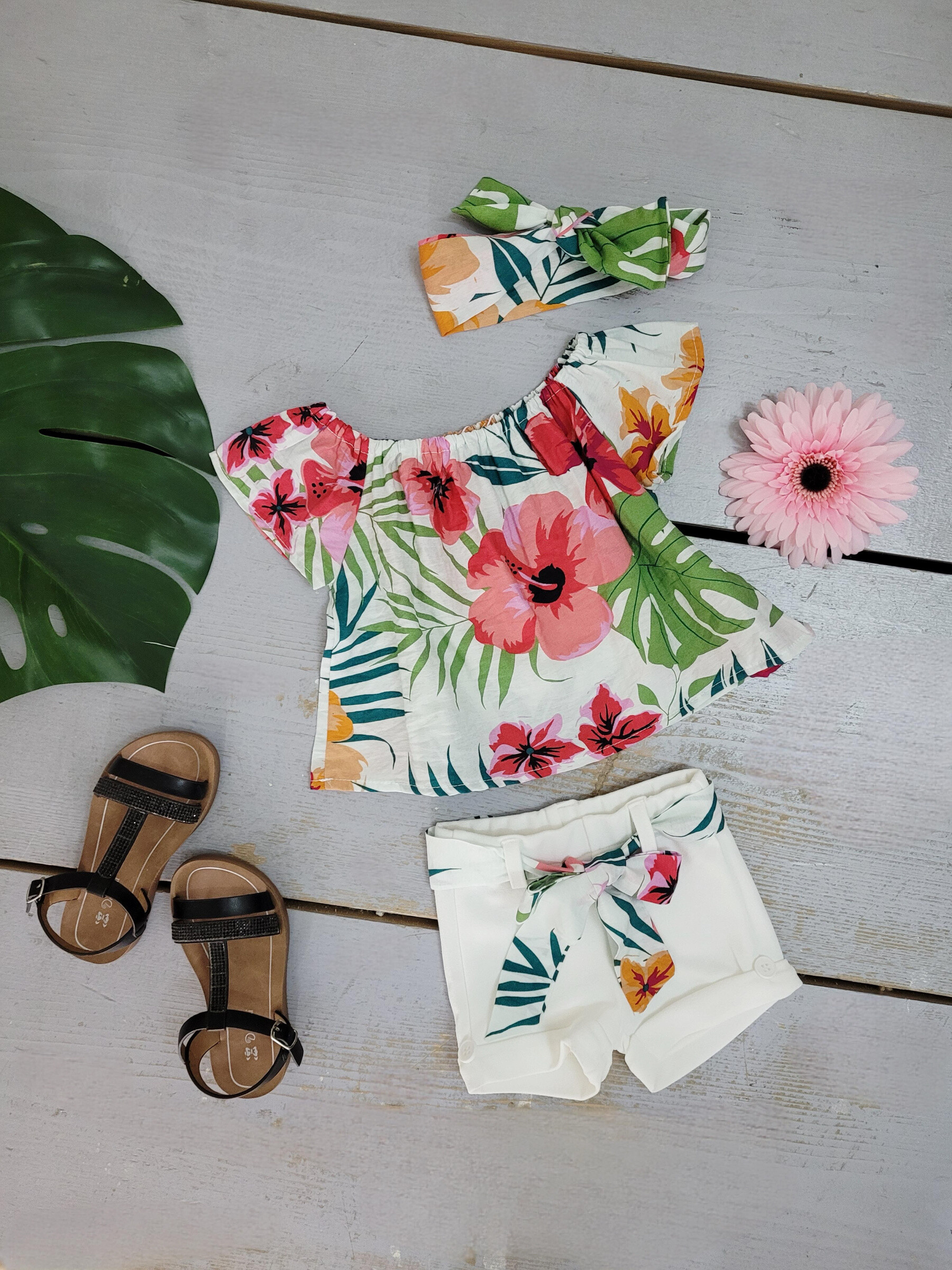Grossista Chicaprie - Set Top Senza Maniche Floreale Colorato con Pantaloncini Tinta Unita e Nastro Fiile