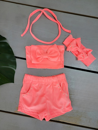 Grossista Chicaprie - Top corto a fascia con fiocco e short in velluto con perline e fascia per bambina Grossista Chicaprie - Top corto a fascia con fiocco e short in velluto con perline e fascia per bambina