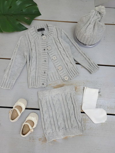 Grossista Chicaprie - Completo Cocoon a Maglia Intrecciata per Ragazze: Cardigan, Gonna Corta e Berretto con Pompon Grossista Chicaprie - Completo Cocoon a Maglia Intrecciata per Ragazze: Cardigan, Gonna Corta e Berretto con Pompon