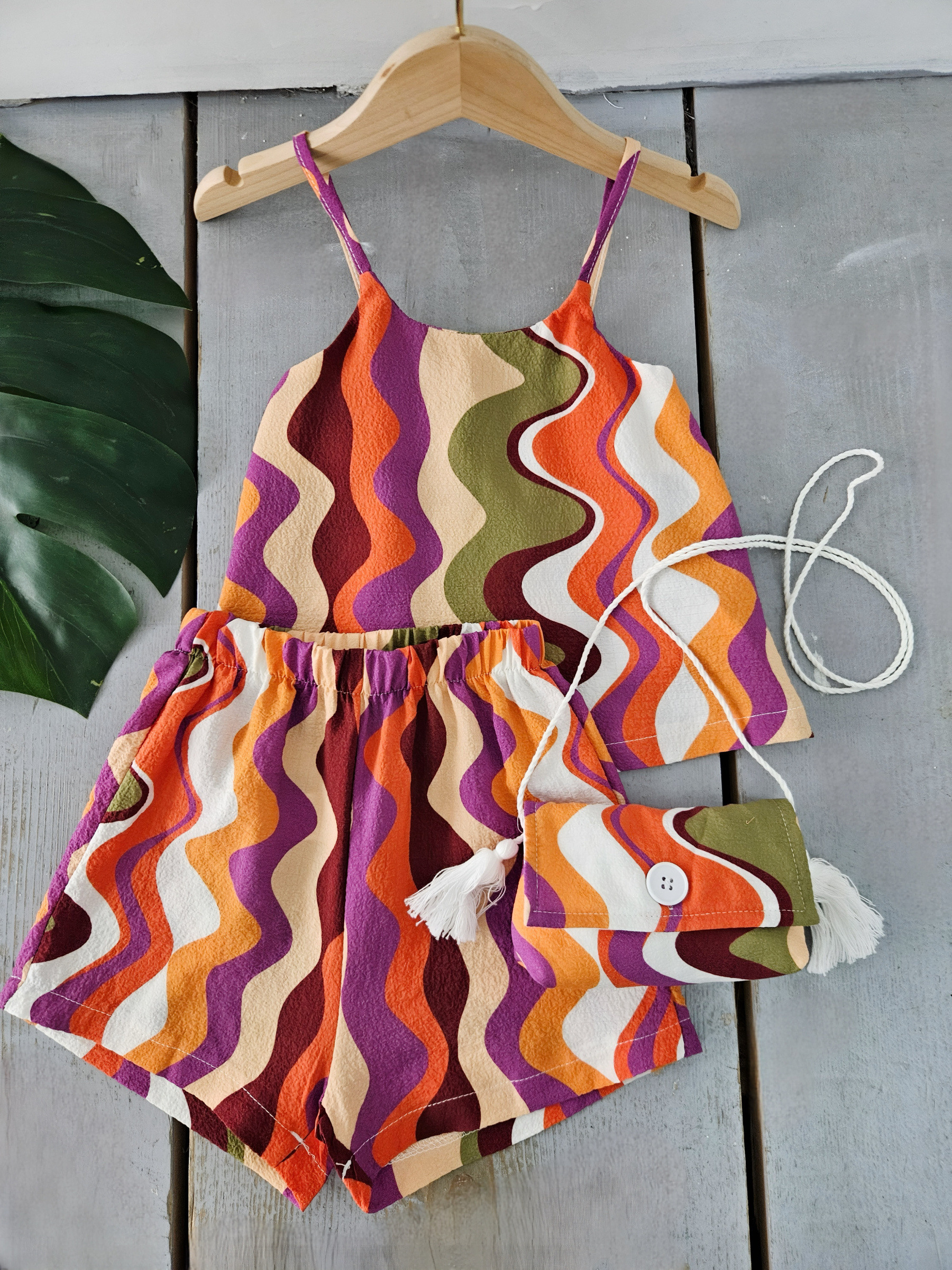 Grossista Chicaprie - Set Top Spalline e Shorts Stampati Colorati Leggeri e Sfiziosi con Borsa Fantasia per Ragazza