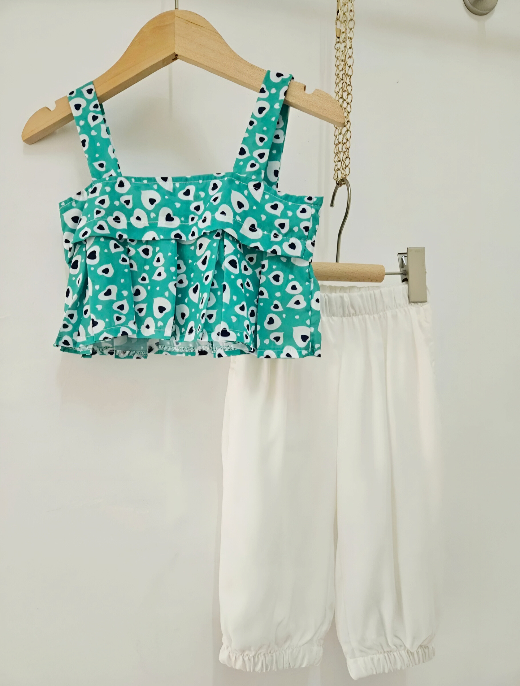 Grossista Chicaprie - Completo ragazza composto da crop top con spalline larghe e stampa a cuori e pantaculotte tinta unita