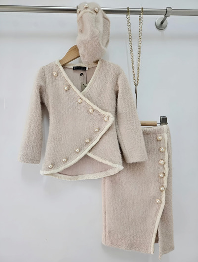 Grossista Chicaprie - Completo Gilet e Gonna Lunga in Maglia a Coste con Lurex e Bottoni di Perle Chic Bozzolo Ragazza Grossista Chicaprie - Completo Gilet e Gonna Lunga in Maglia a Coste con Lurex e Bottoni di Perle Chic Bozzolo Ragazza