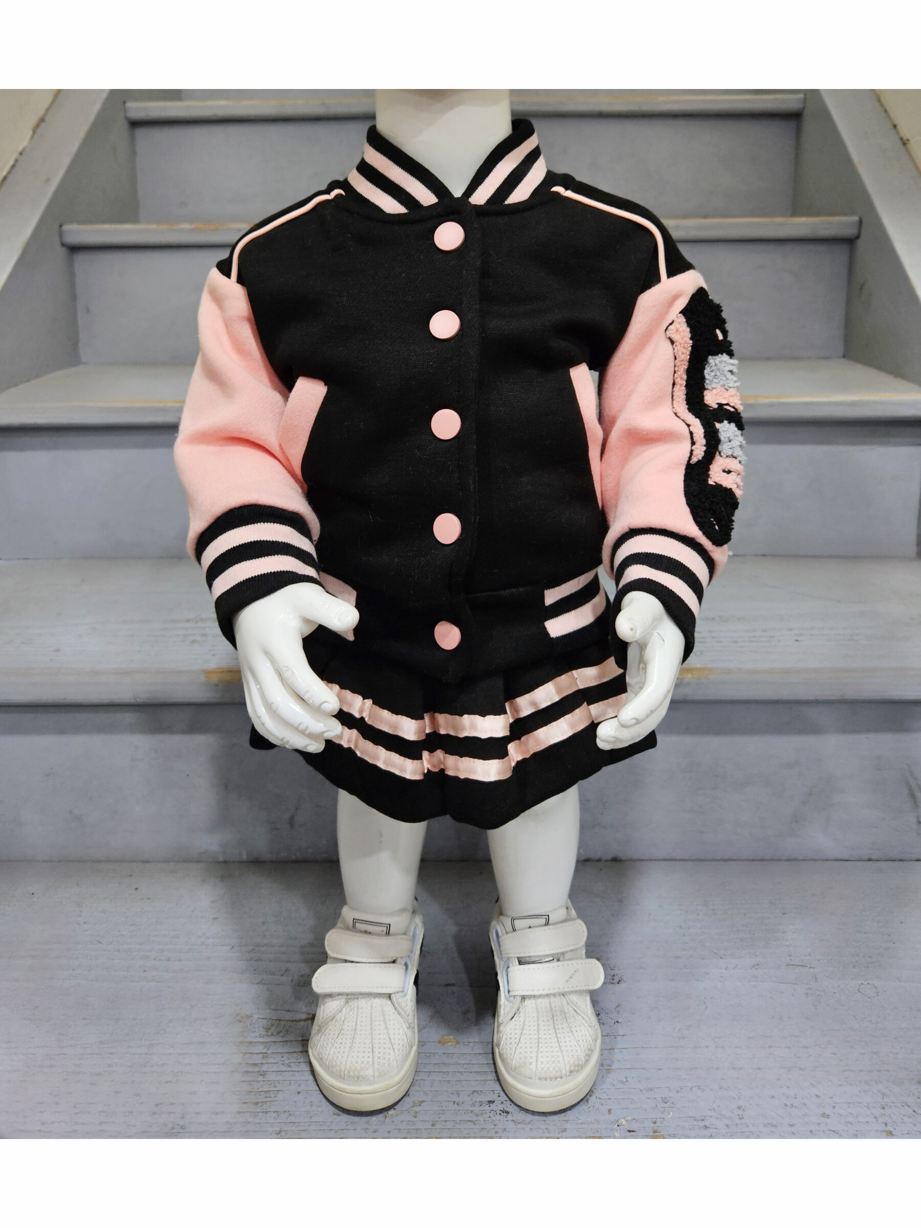 Mayorista Chicaprie - Conjunto de Chaleco Bordado y Falda Plisada Estilo Deportivo Retro para Bebé Niña