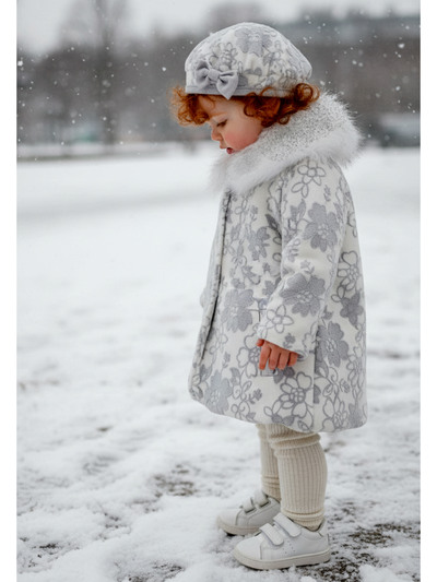 Grossista Chicaprie - Completo chic per bambina con giacca a collo in eco-pelliccia, abito floreale svasato e berretto Grossista Chicaprie - Completo chic per bambina con giacca a collo in eco-pelliccia, abito floreale svasato e berretto