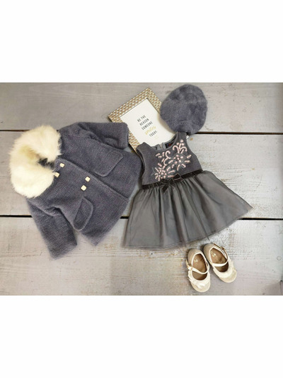 Grossista Chicaprie - Completo bambina con giacca a collo in ecopelliccia e abito ricamato floreale con gonna in voile fluido semplice Grossista Chicaprie - Completo bambina con giacca a collo in ecopelliccia e abito ricamato floreale con gonna in voile fluido semplice
