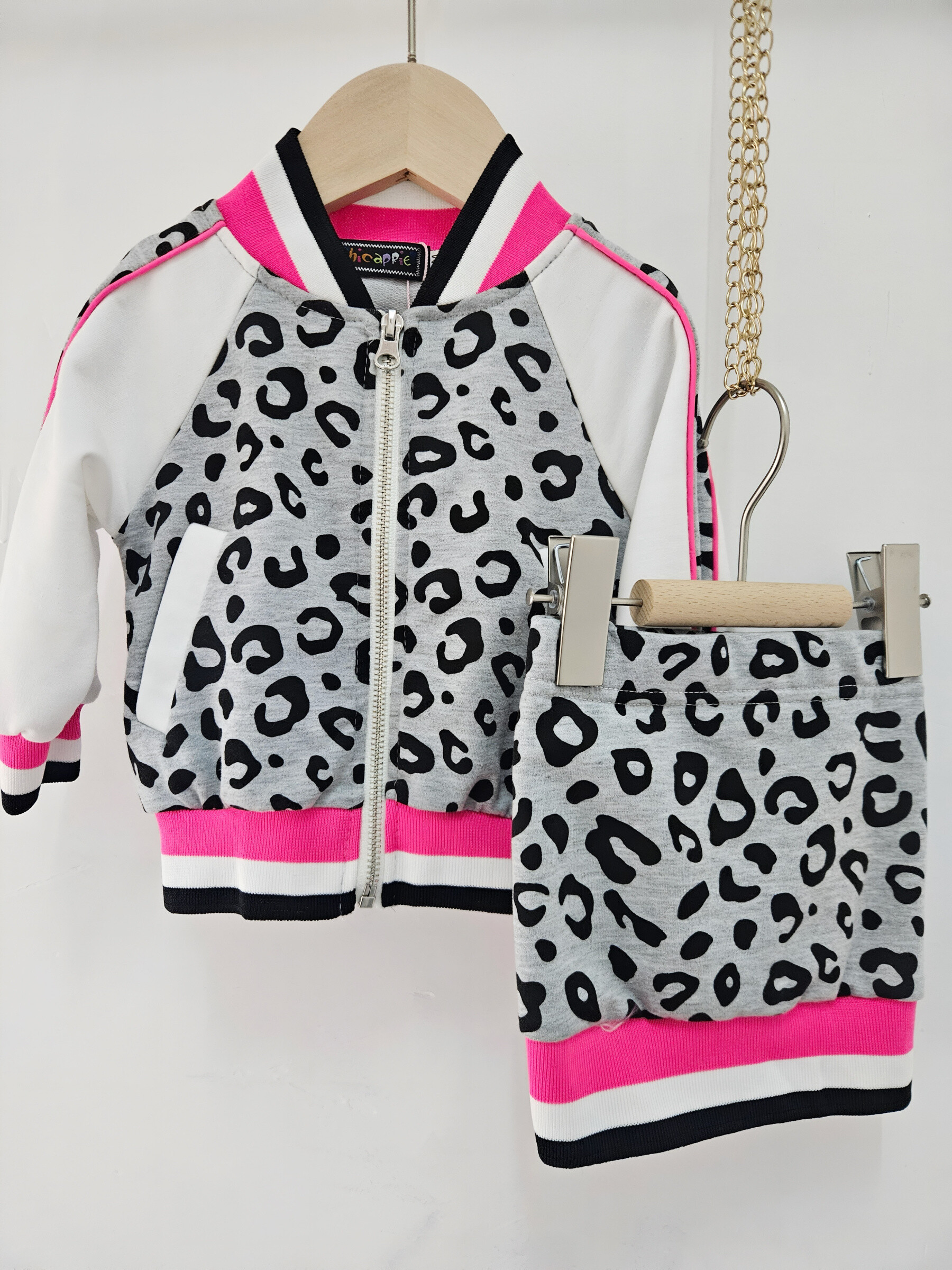 Grossista Chicaprie - Completino per neonata composto da gilet stampato e a righe con minigonna sportiva stile old school