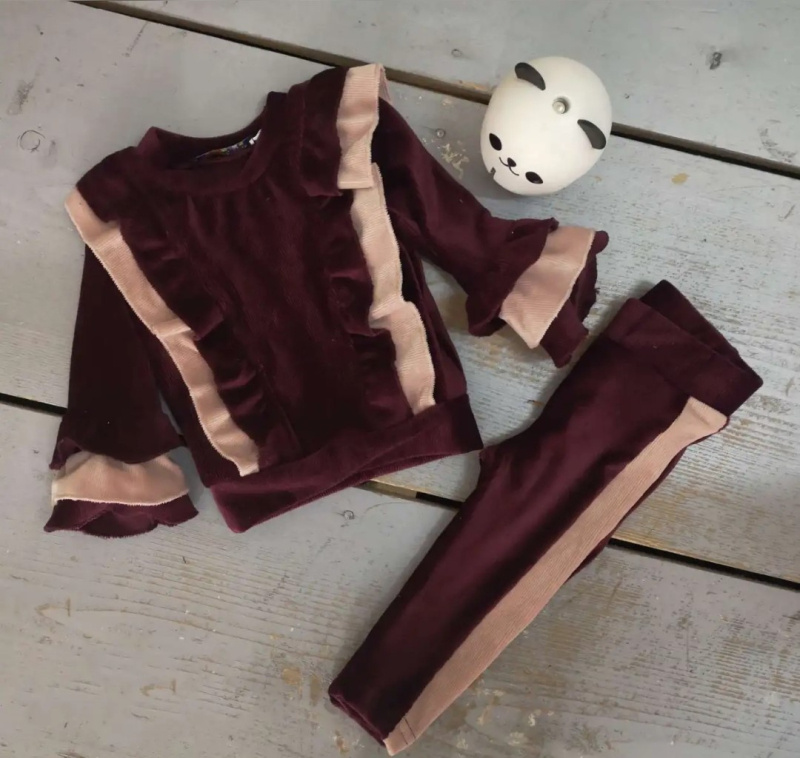 Grossista Chicaprie - Completo sportivo in velluto con volant per neonata composto da maglia e pantaloni stile jogging