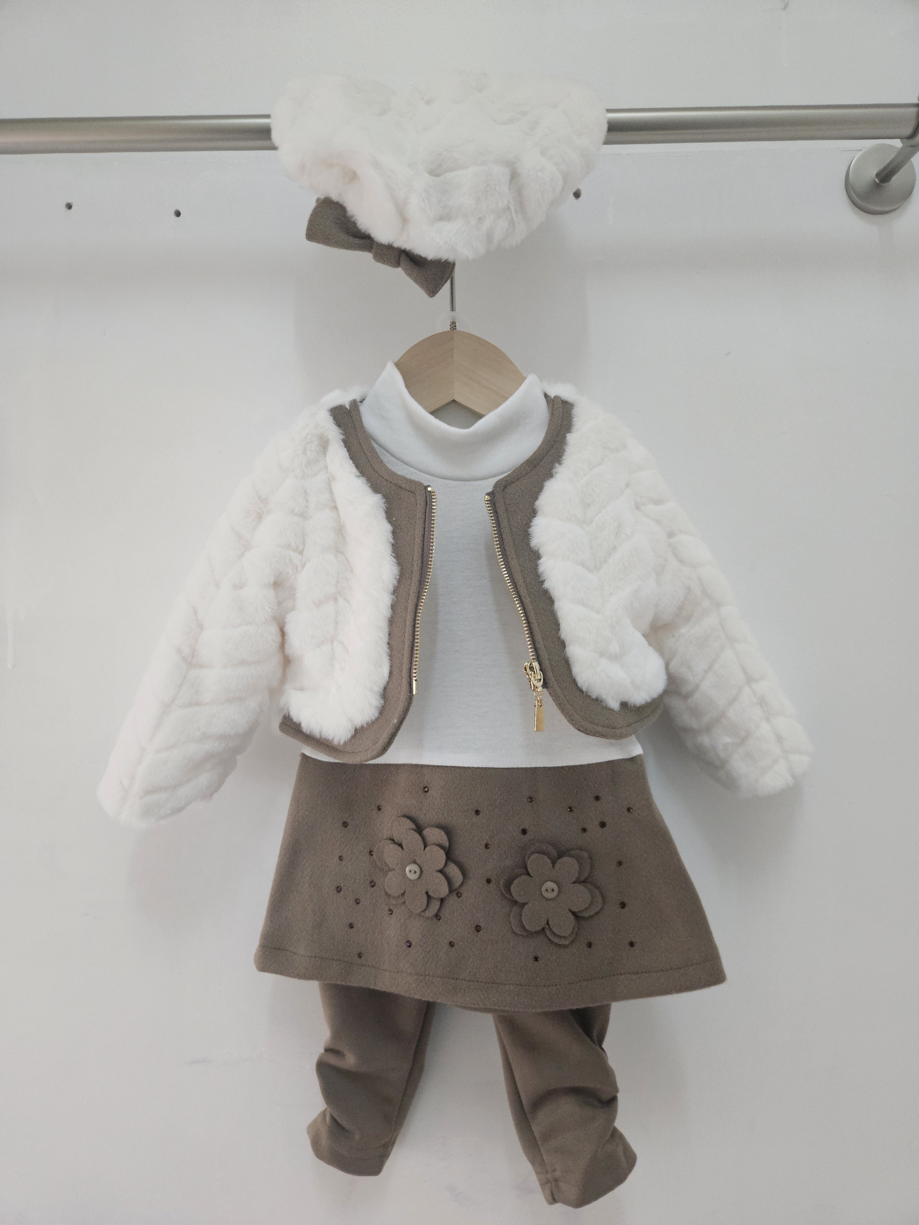 Grossiste Chicaprie - Ensemble Gilet Faux Fourrure, Robe Fleurs Et Paillettes Avec Béret Bébé Fille