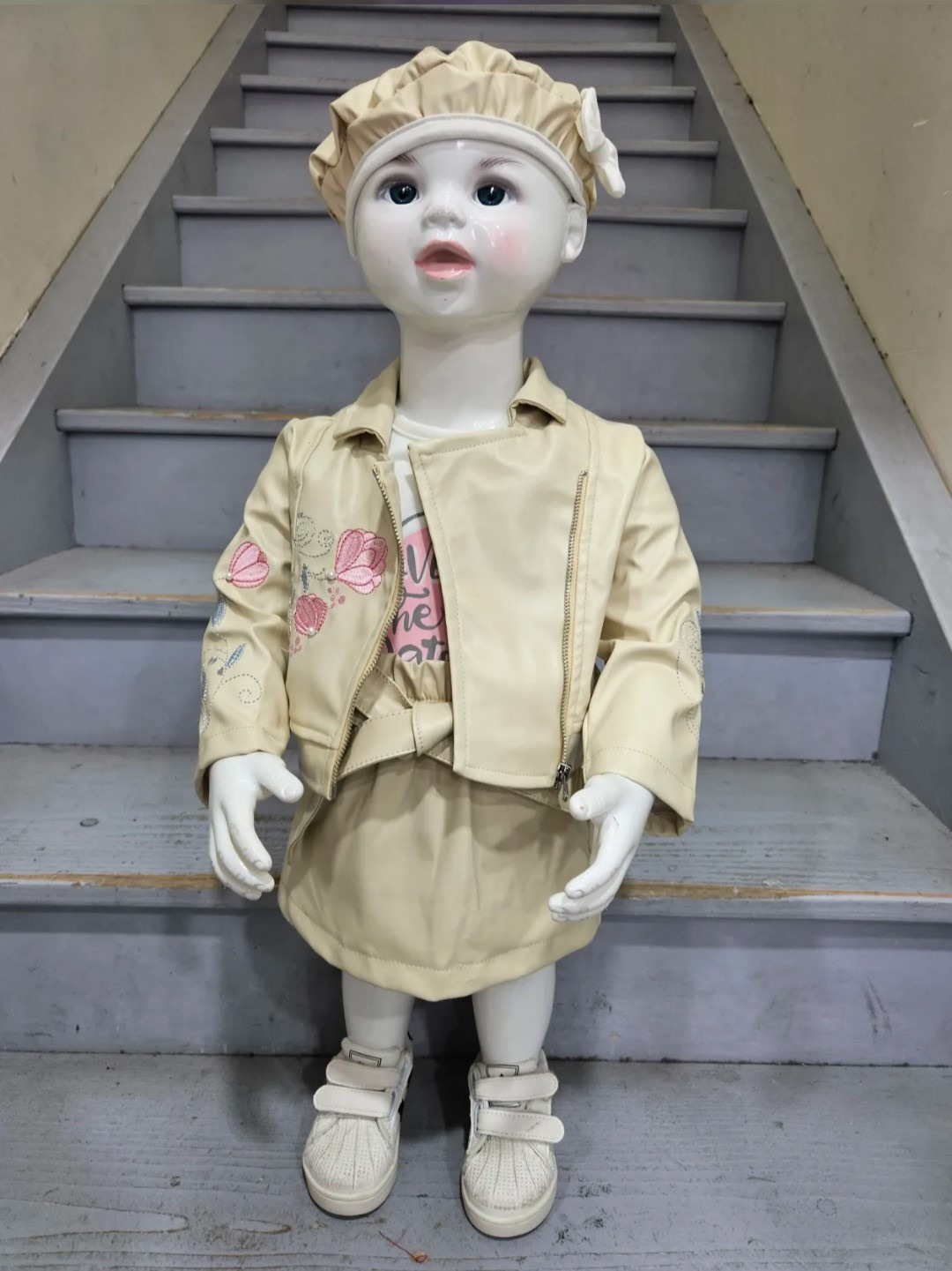 Großhändler Chicaprie - Mädchen-Outfit bestehend aus einer Jacke mit Blumenstickerei, einem Rock aus Kunstleder und einem T-Shirt mit Herzaufdruck