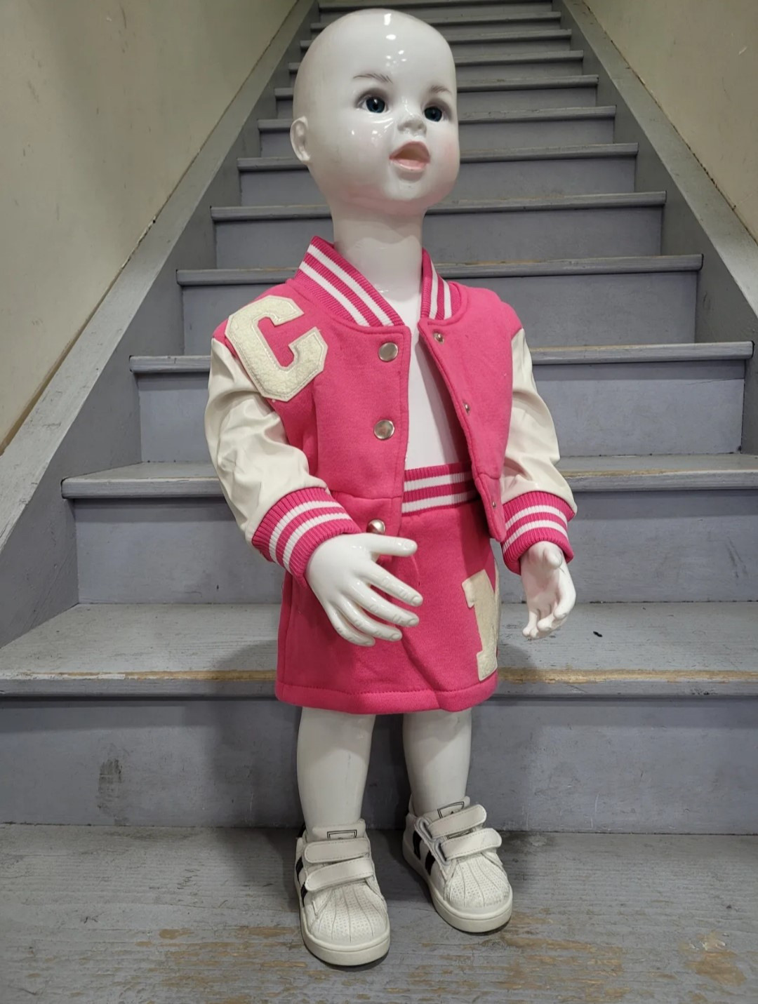 Großhändler Chicaprie - Outfit für Baby Mädchen bestehend aus einer langärmeligen Kunstlederjacke und einem kurzen Rock im Old-School-Sport-Stil