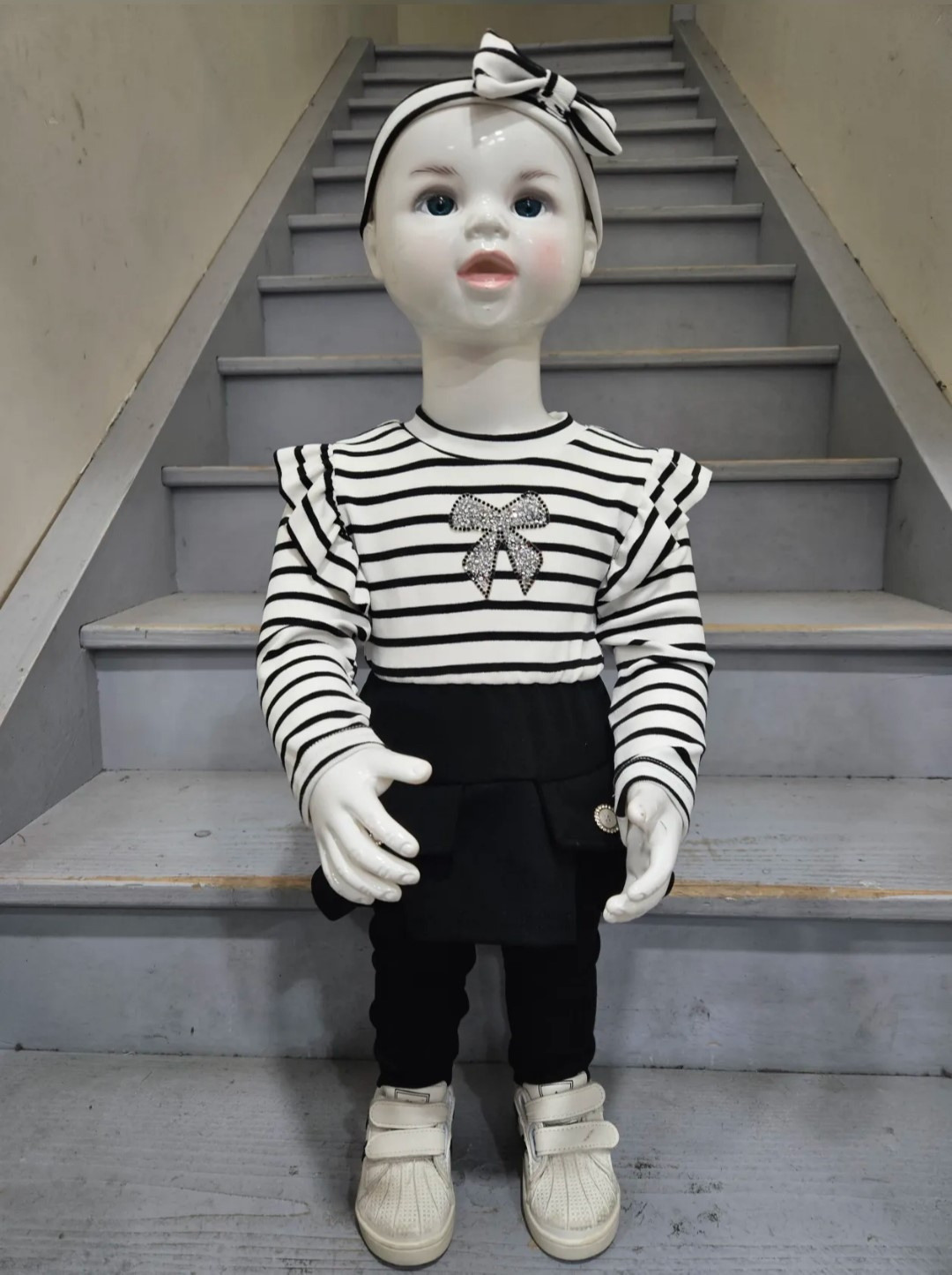 Großhändler Chicaprie - Outfit für Baby Mädchen mit gestreiftem Kleid und dunkelblauen Schleifen, dazu einfarbige Faltensocken