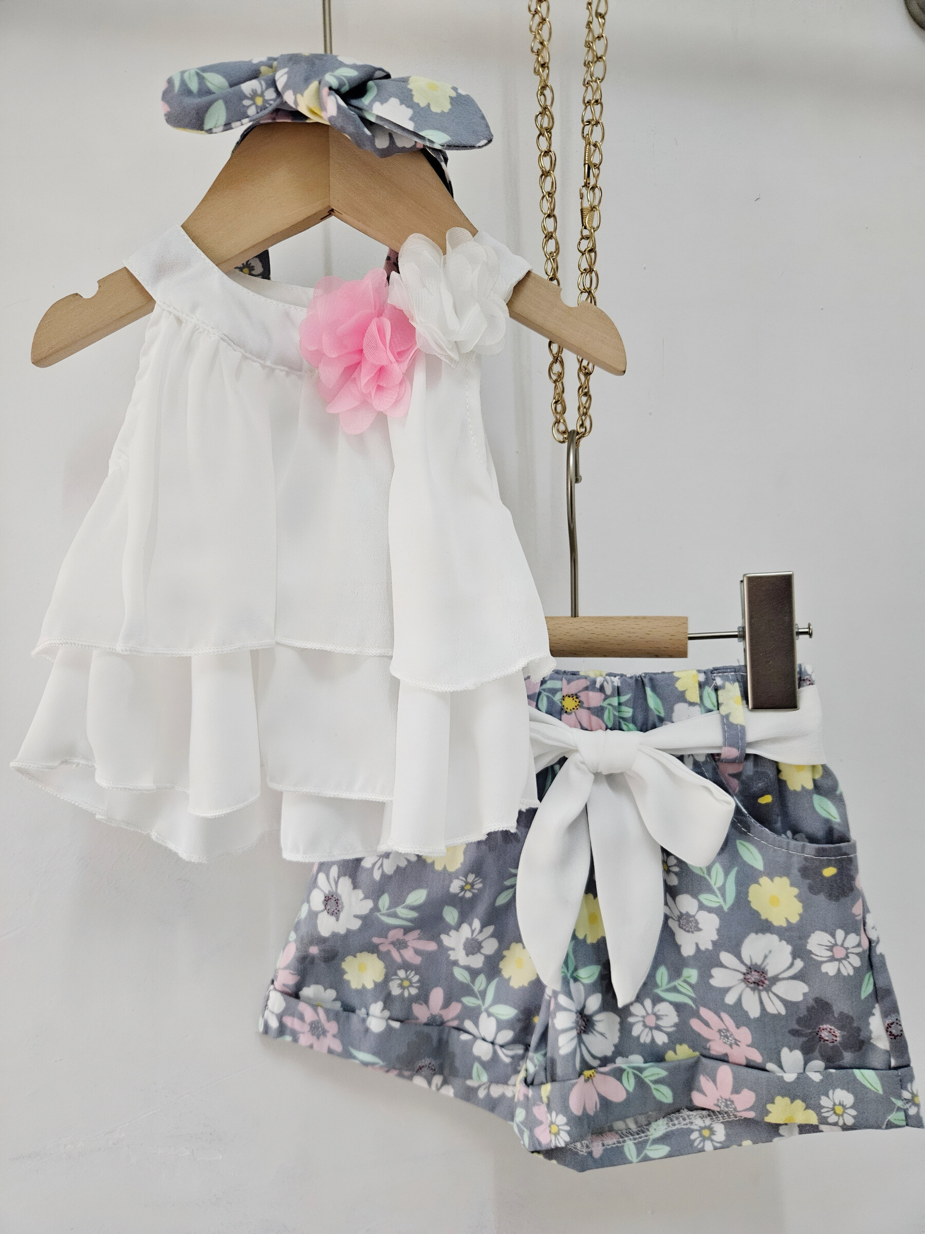 Großhändler Chicaprie - Set aus fließendem, transparentem Rüschenoberteil und geblümten Shorts für Mädchen mit Stirnband