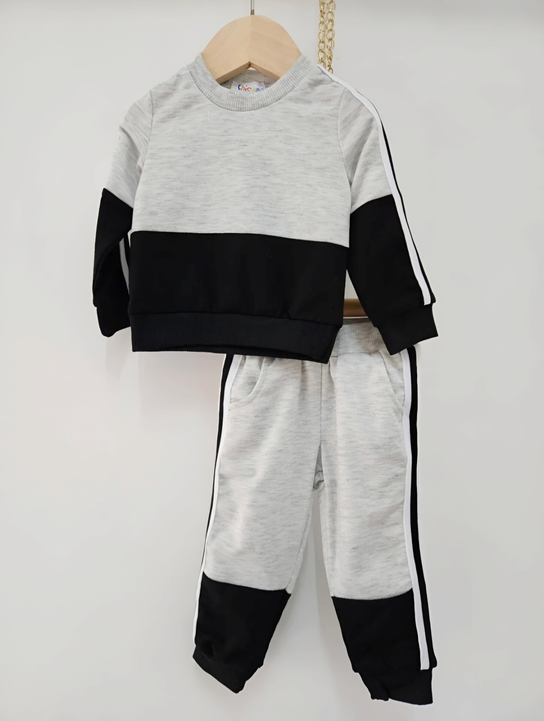 Großhändler Chicaprie - Zweifarbig gestreiftes Sweatshirt- und Jogging-Set für Baby-Mädchen