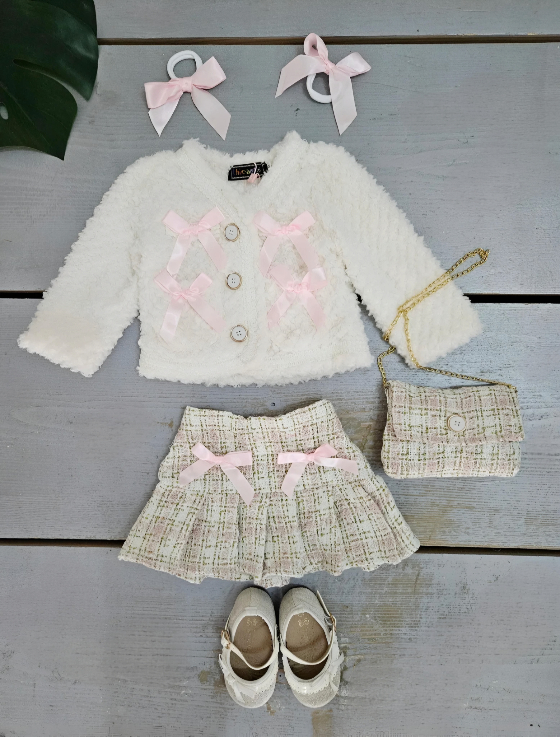 Wholesaler Chicaprie - Baby girl's outfit consisting of a faux fur vest and a short checked tweed skirt with bows, perfect for a party