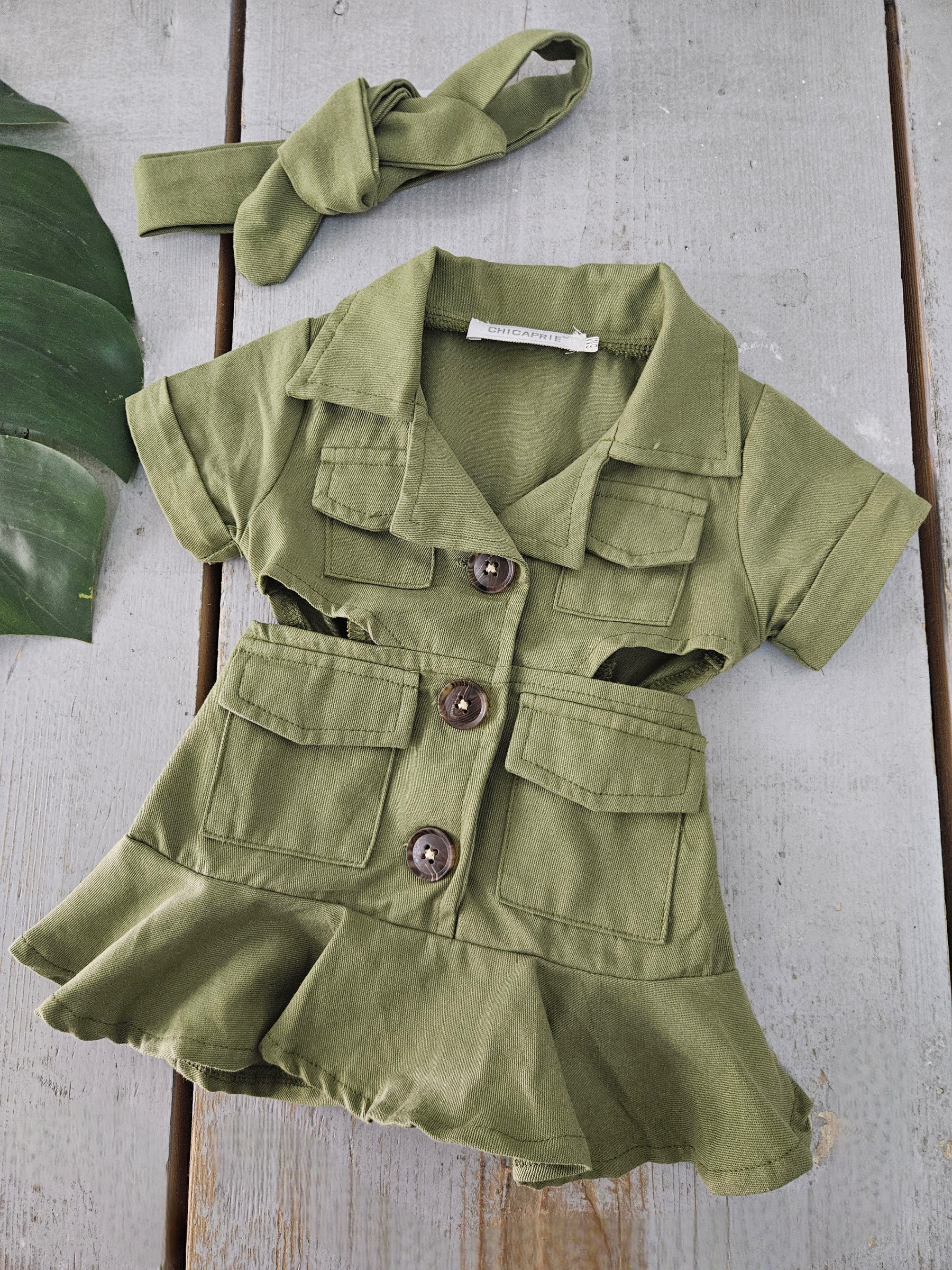 Großhändler Chicaprie - Kurzes Kleid mit Hüftausschnitten und passendem Stirnband im Baby-Mädchen-Scout-Stil