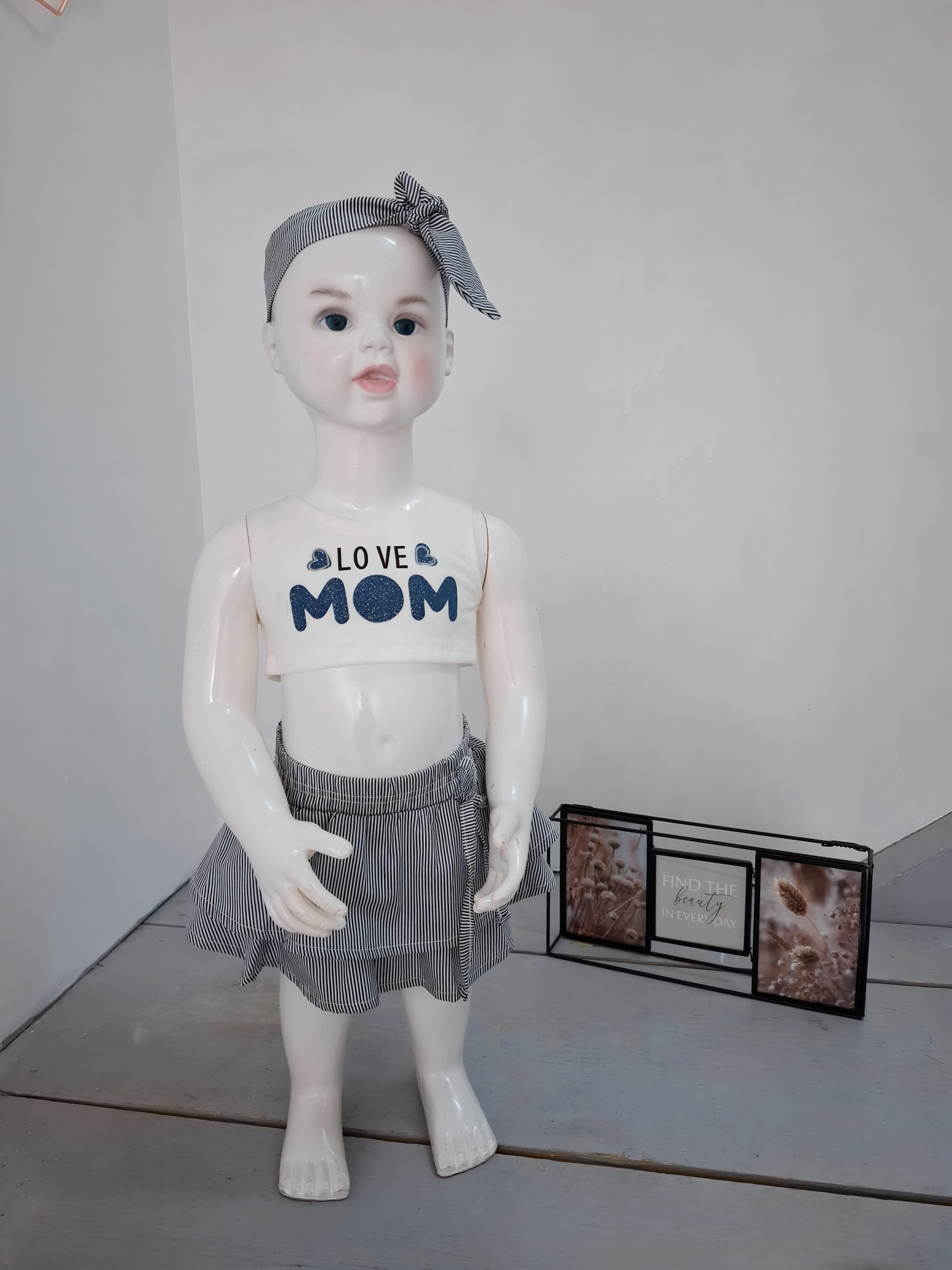 Grossista Chicaprie - Set Crop Top con Stampa a Cuori, Gonna a Righe e Volant per Bambina