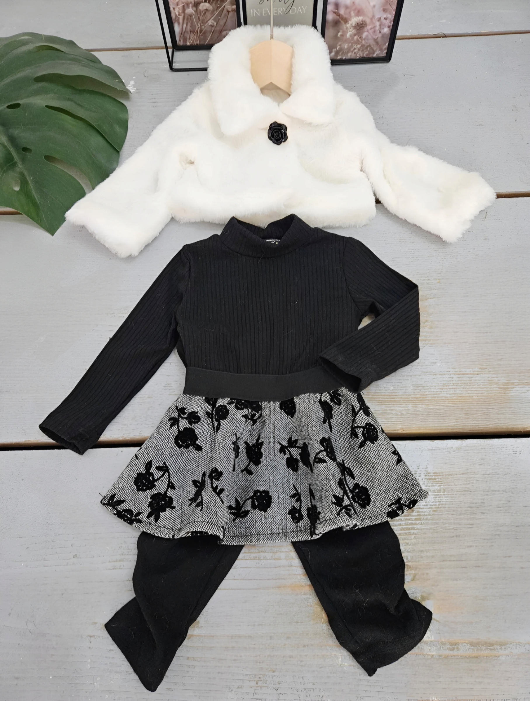 Wholesaler Chicaprie - Baby girl set: faux fur vest and solid long-sleeve dress with floral bottoms