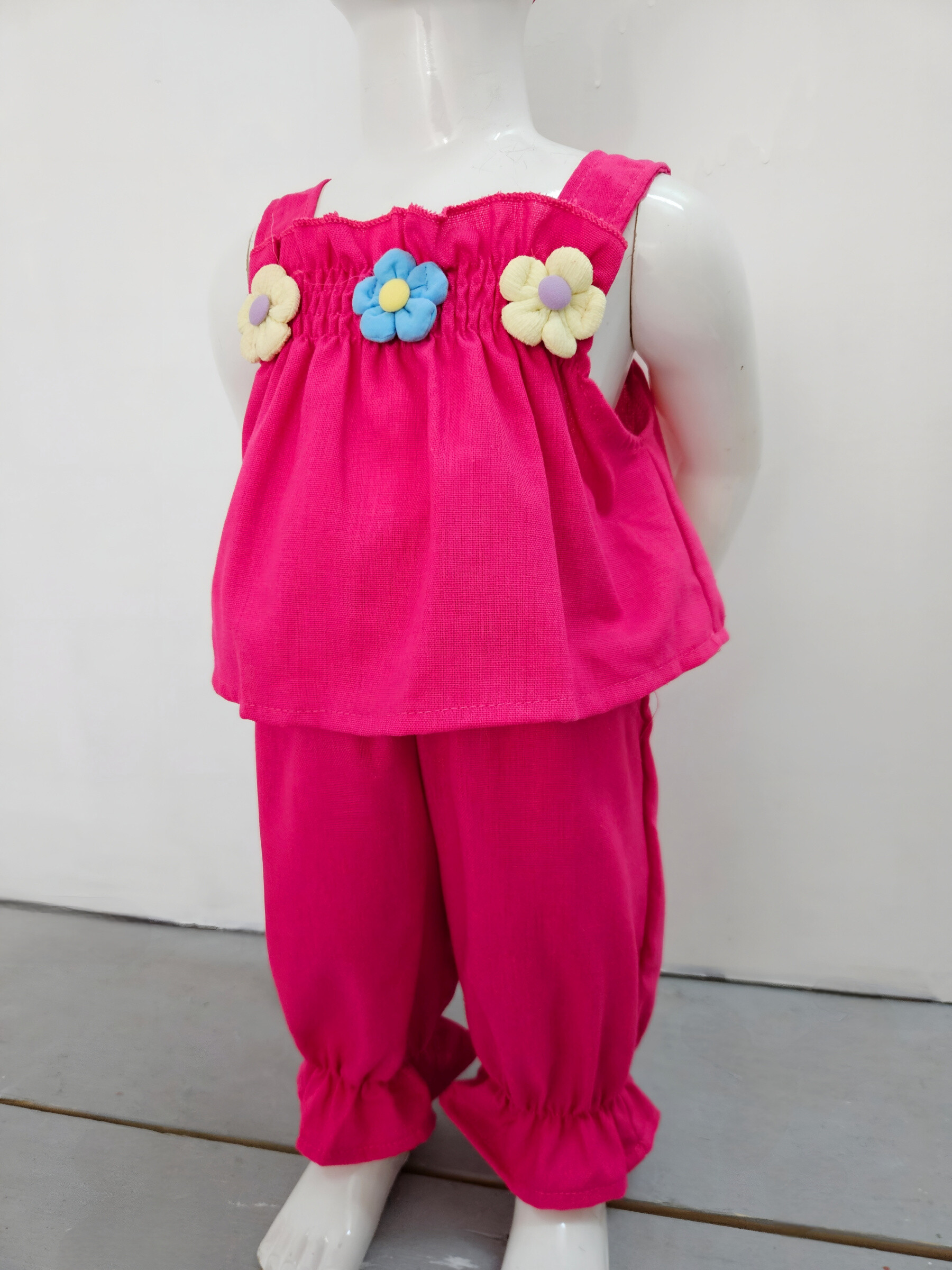 Grossiste Chicaprie - Ensemble Top Sans Manches Et Fleurs Avec Pantalon Ample Uni Bébé Fille
