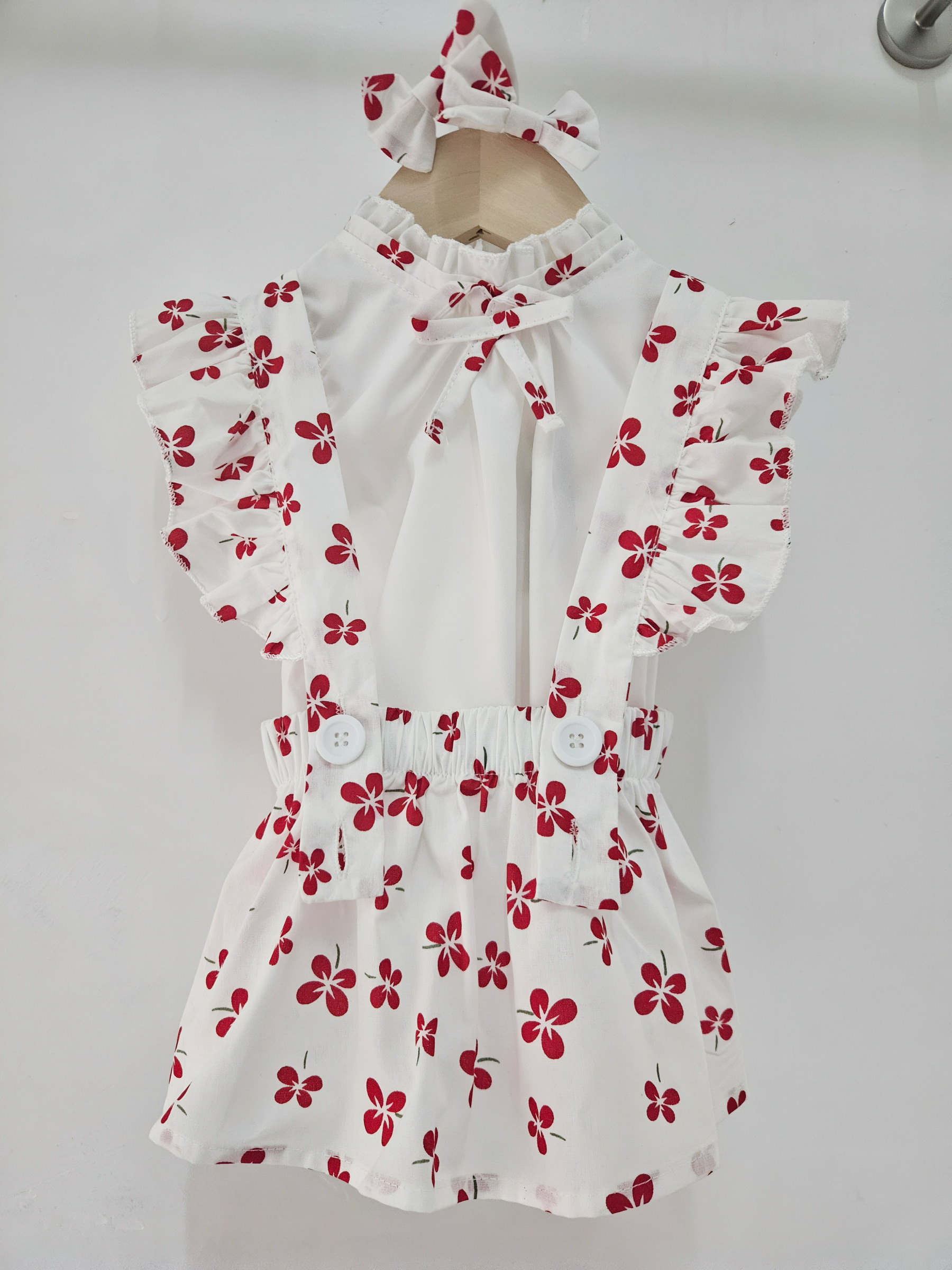 Wholesaler Chicaprie - Baby girl outfit with a floral, ruffled, short suspender skirt and a flowy, solid top with a bow