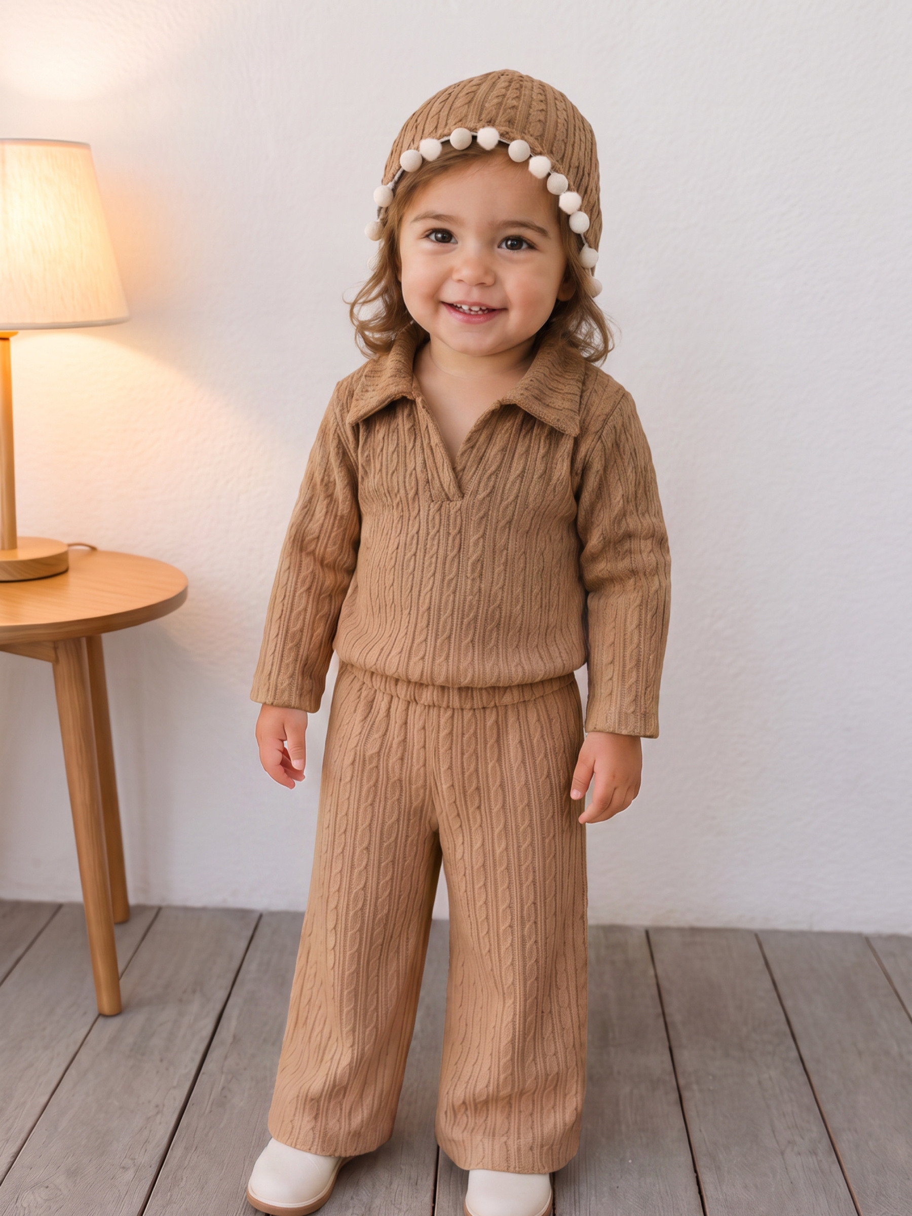 Grossiste Chicaprie - Ensemble Bébé Fille 3 Pièces Haut Col Polo Pantalon Large et Bonnet Pompons – Maille Torsadée Cosy